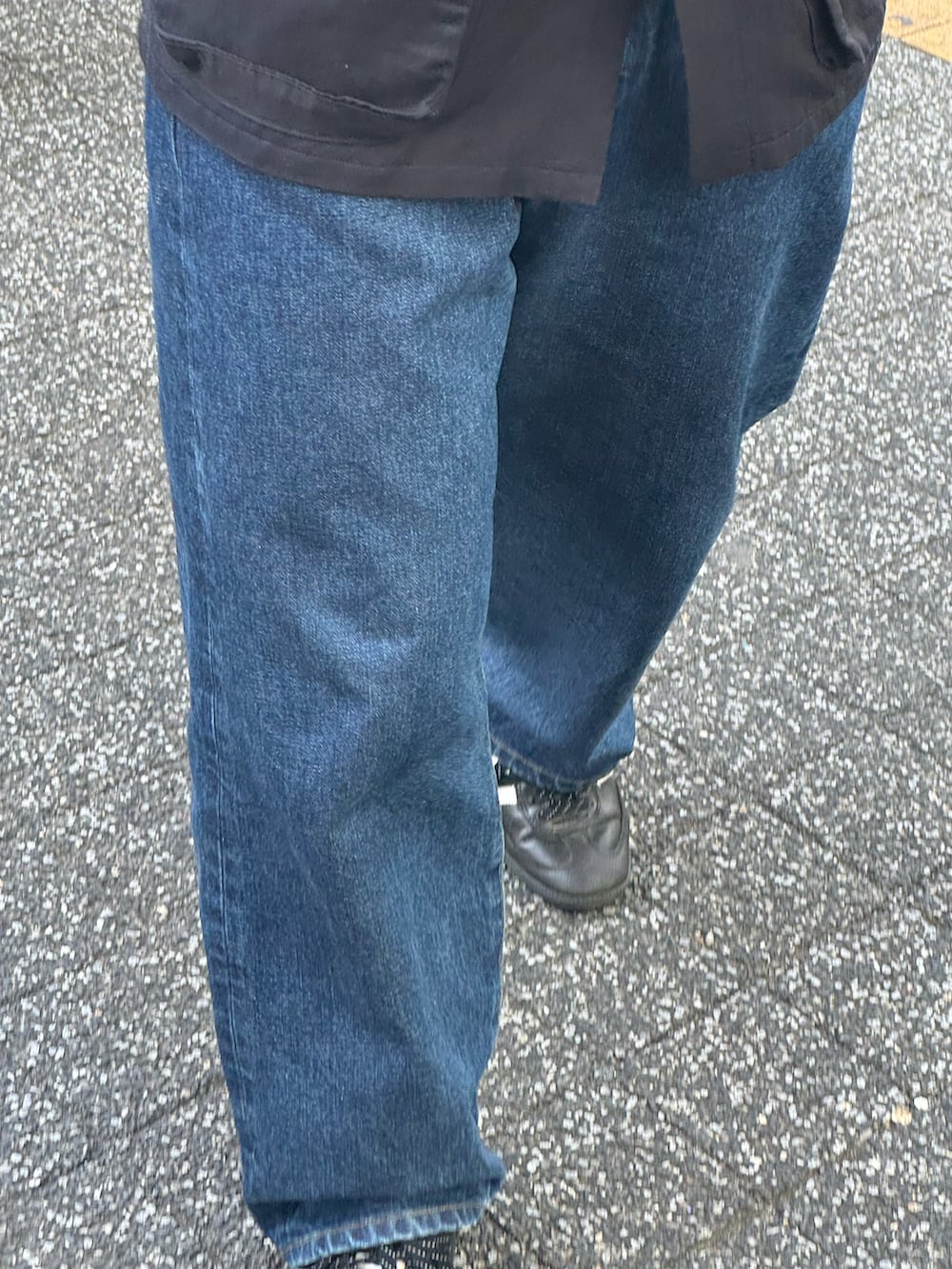 ブルー系のデニムパンツ、ブルー系のシャツ/ブラウス、ブラック系のスニーカーを着用したメンズの春コーディネートの3枚目の写真