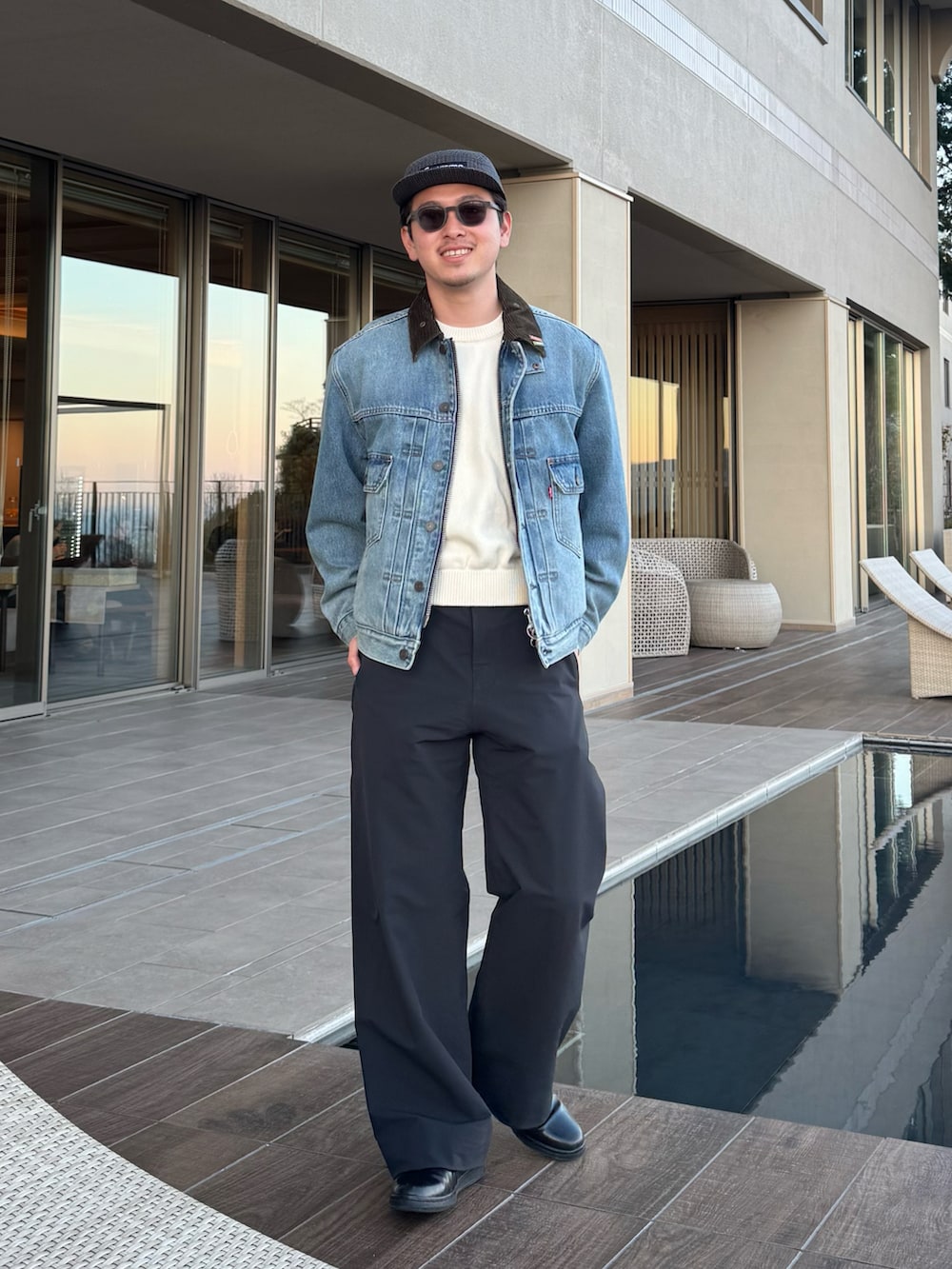 ブラック系のその他パンツ、ブラック系のドレスシューズ、ブルー系のデニムジャケットを着用したメンズの春コーディネートの2枚目の写真