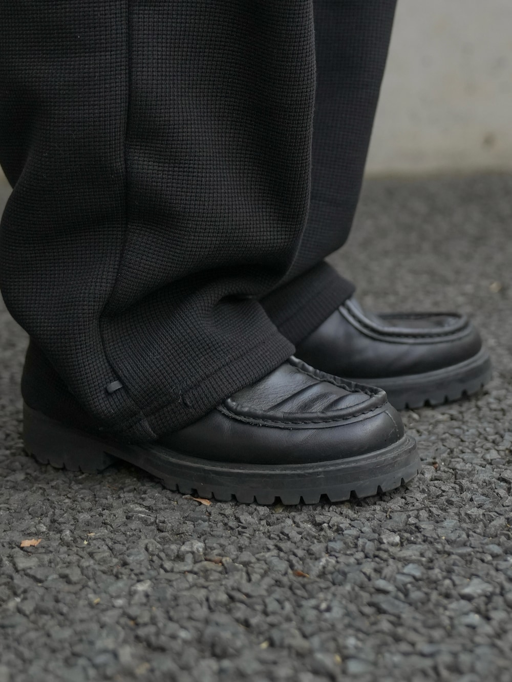 ブラック系のパンツ、ブラック系のモカシン/デッキシューズ、ブラック系のジャケット/アウターを着用したメンズの冬コーディネートの5枚目の写真