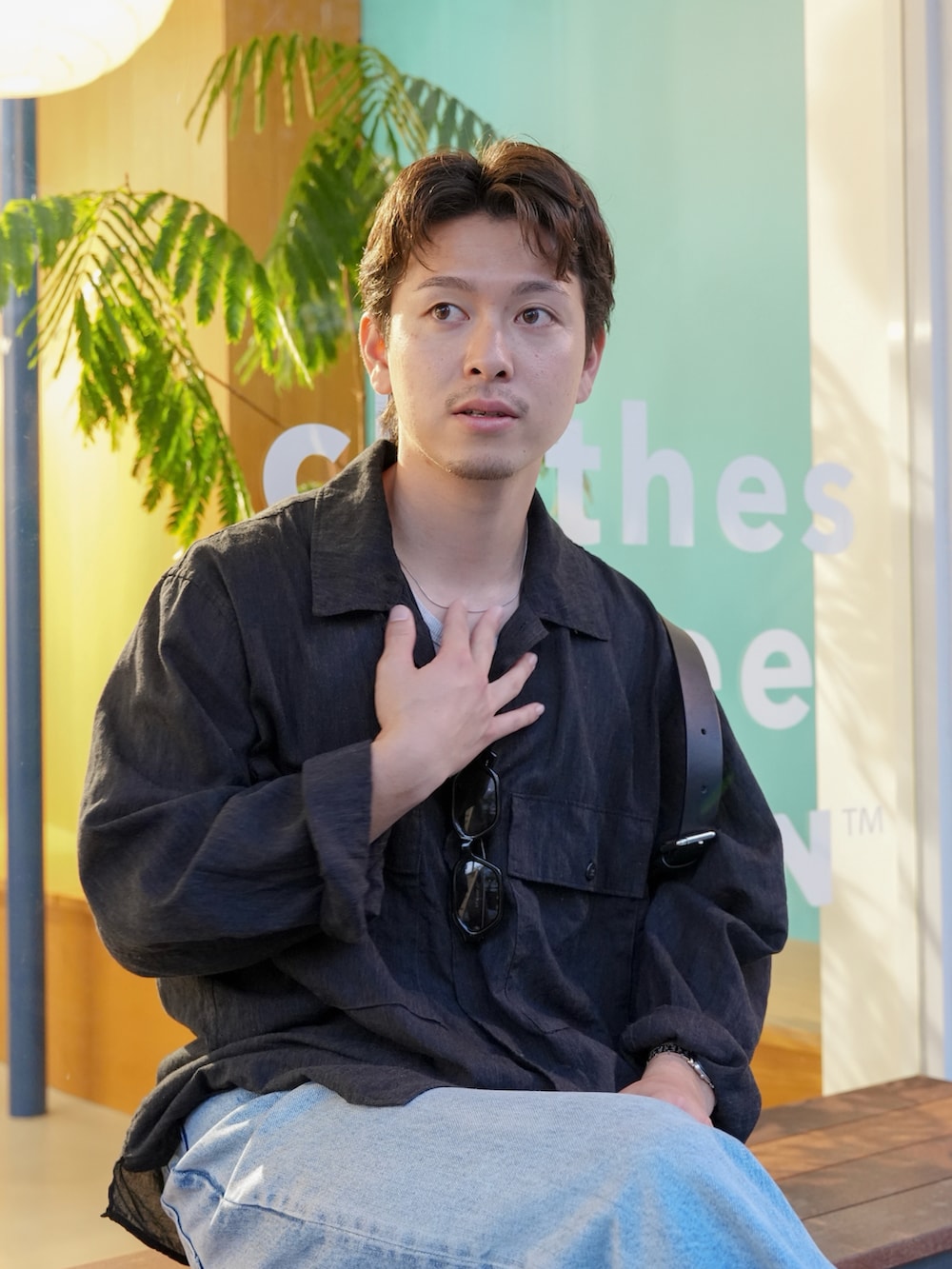 ブルー系のデニムパンツ、ブラック系のシャツ/ブラウス、ブラック系のドレスシューズを着用したメンズの夏コーディネートの4枚目の写真