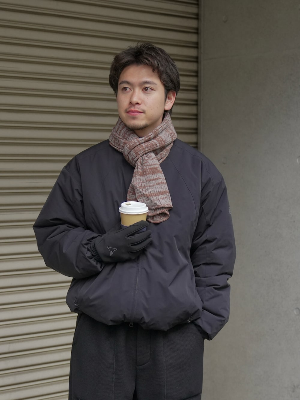 ブラック系のパンツ、ブラック系のモカシン/デッキシューズ、ブラック系のジャケット/アウターを着用したメンズの冬コーディネートの3枚目の写真