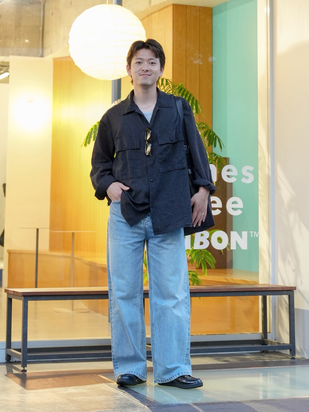 ブルー系のデニムパンツ、ブラック系のシャツ/ブラウス、ブラック系のドレスシューズを着用したメンズの夏コーディネートの2枚目の写真