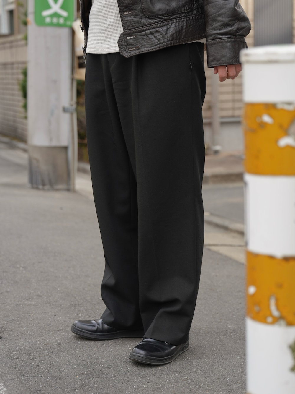 ブラック系のドレスシューズ、ブラック系のトップス、ブラック系のジャケット/アウターを着用したメンズの春コーディネートの2枚目の写真