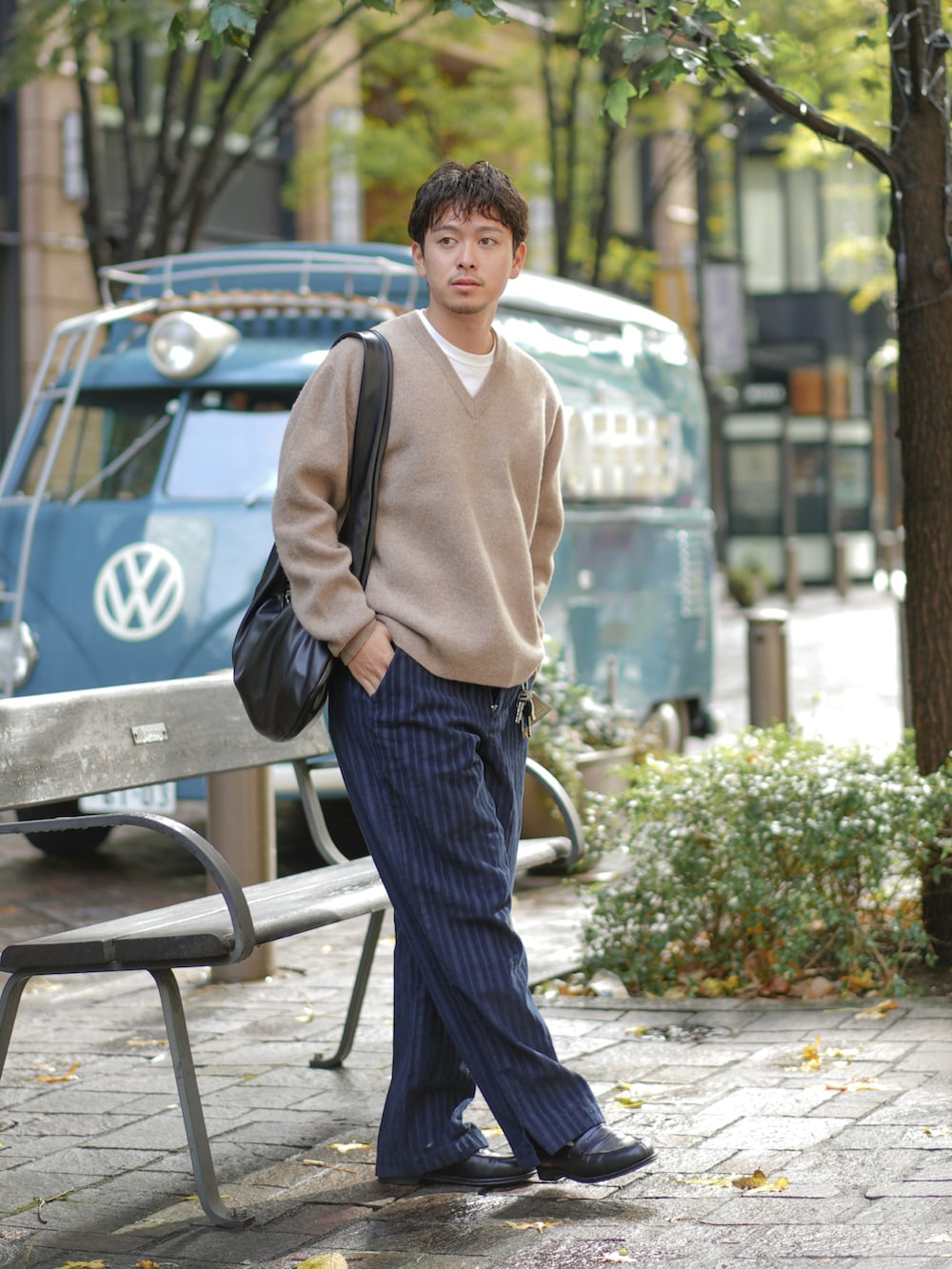 「レザー、セーター、ニット、レイヤードスタイル、Vネック、ストライプ、コーデュロイ、コーデュロイパンツ、きれいめカジュアル、ローファー、革靴、お出かけコーデ、冬コーデ、淡色コーデ、オトナカジュアル」｜「BONBONのアイテム（パンツ、ブルー系）」を使った、けーすけさん（メンズ・165cm）の秋コーディネートの2枚目の写真