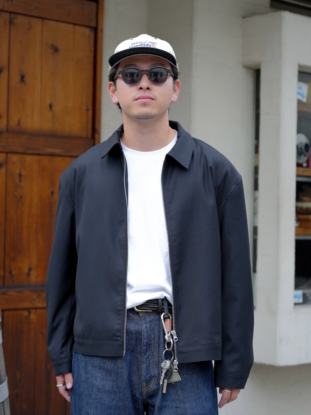 ホワイト系のTシャツ/カットソー、ブラック系のローファー、ブルー系のデニムパンツを着用したメンズの秋コーディネートの3枚目の写真