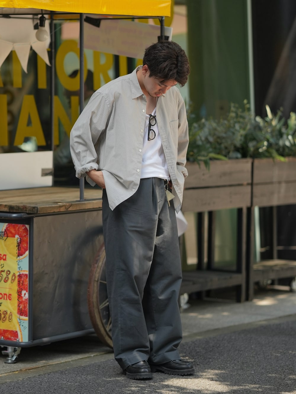 「チェック、秋っぽコーデ更新中、レイヤードスタイル、シャツスタイル、メガネ男子、革靴、初秋コーデ、お出かけコーデ、シンプル、低身長コーデ、オトナカジュアル、ローファー、デートコーデ、チノパン、ワイドパンツ」｜「Steven Alanの＜Steven Alan＞ ピンオックス チェック レギュラーカラー シャツ -LOOSE（シャツ/ブラウス、グレー系）」を使った、けーすけさん（メンズ・165cm）の秋コーディネートの3枚目の写真