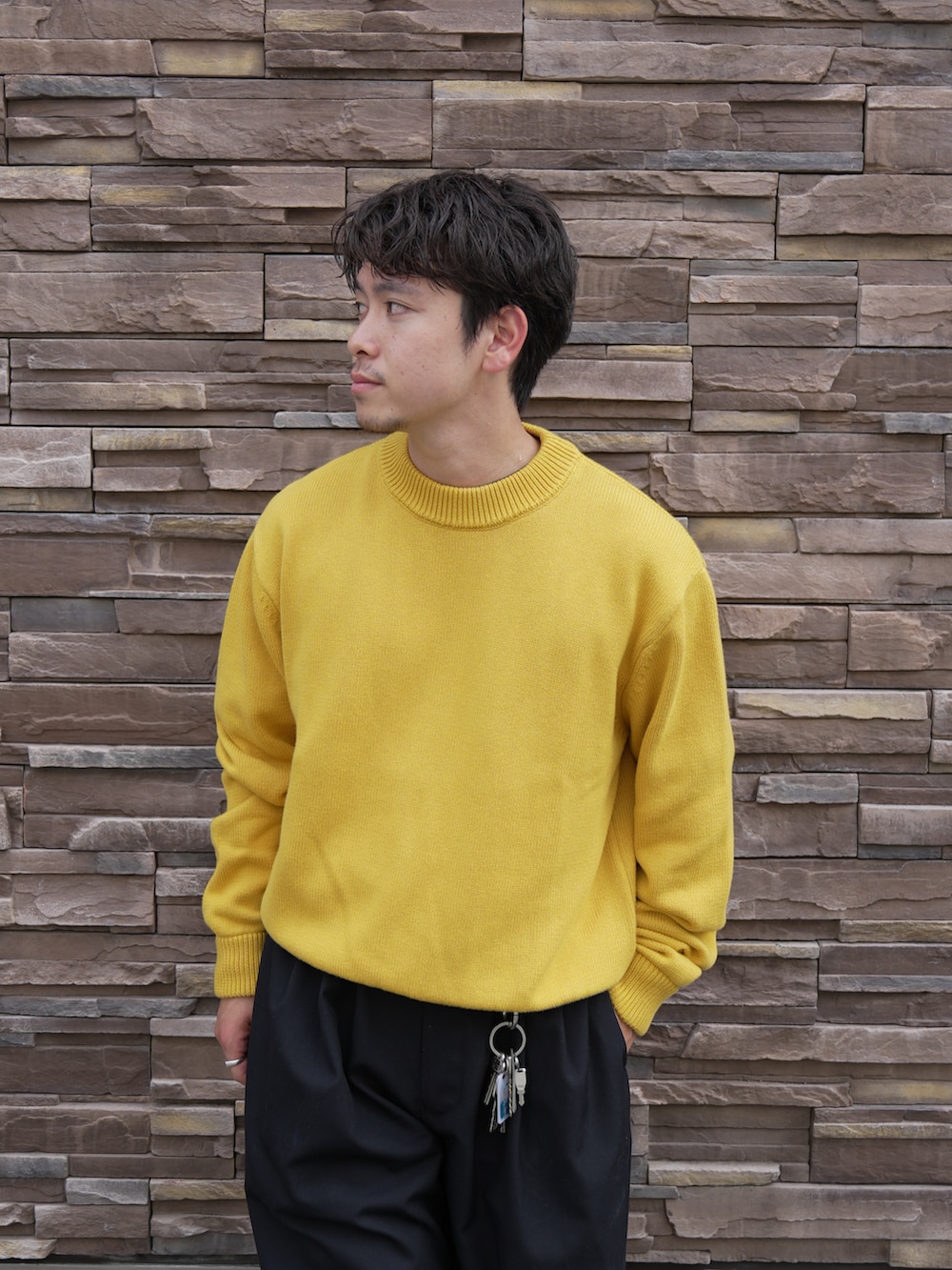 「秋っぽコーデ更新中、スニーカー、スラックス、シンプルスタイル、秋服コーデ、メンズコーデ、低身長、ニット、セーター、オトナカジュアル、きれいめカジュアル、デートコーデ、テーマパークコーデ、ハロウィン、おでかけコーデ」｜「afiitのアイテム（スラックス、ブラック系）」を使った、けーすけさん（メンズ・165cm）の秋コーディネートの2枚目の写真