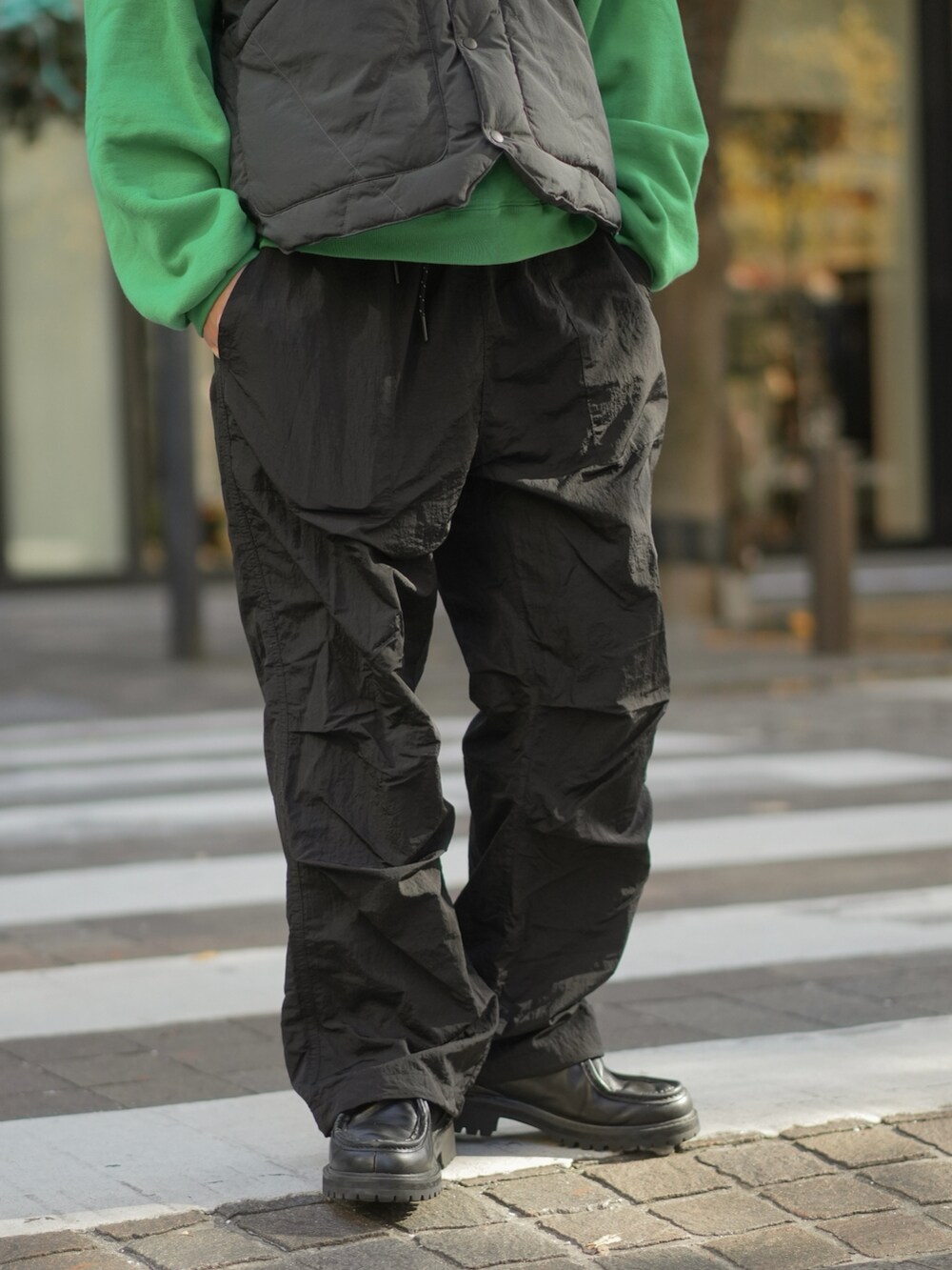 「冬コーデ、クリスマスに着たい服、マイベストコーデ2024、大人カジュアル、ダウンベスト、パーカー、秋冬コーデ、ナイロンパンツ、休日スタイル、サングラス、メガネ男子、ショルダーバッグ、レザー、革靴、きれいめカジュアル」｜「Steven Alanの＜PG × Steven Alan＞ KNOCK BLACK LEATHER/シューズ（モカシン/デッキシューズ、ブラック系）」を使った、けーすけさん（メンズ・165cm）の冬コーディネートの5枚目の写真