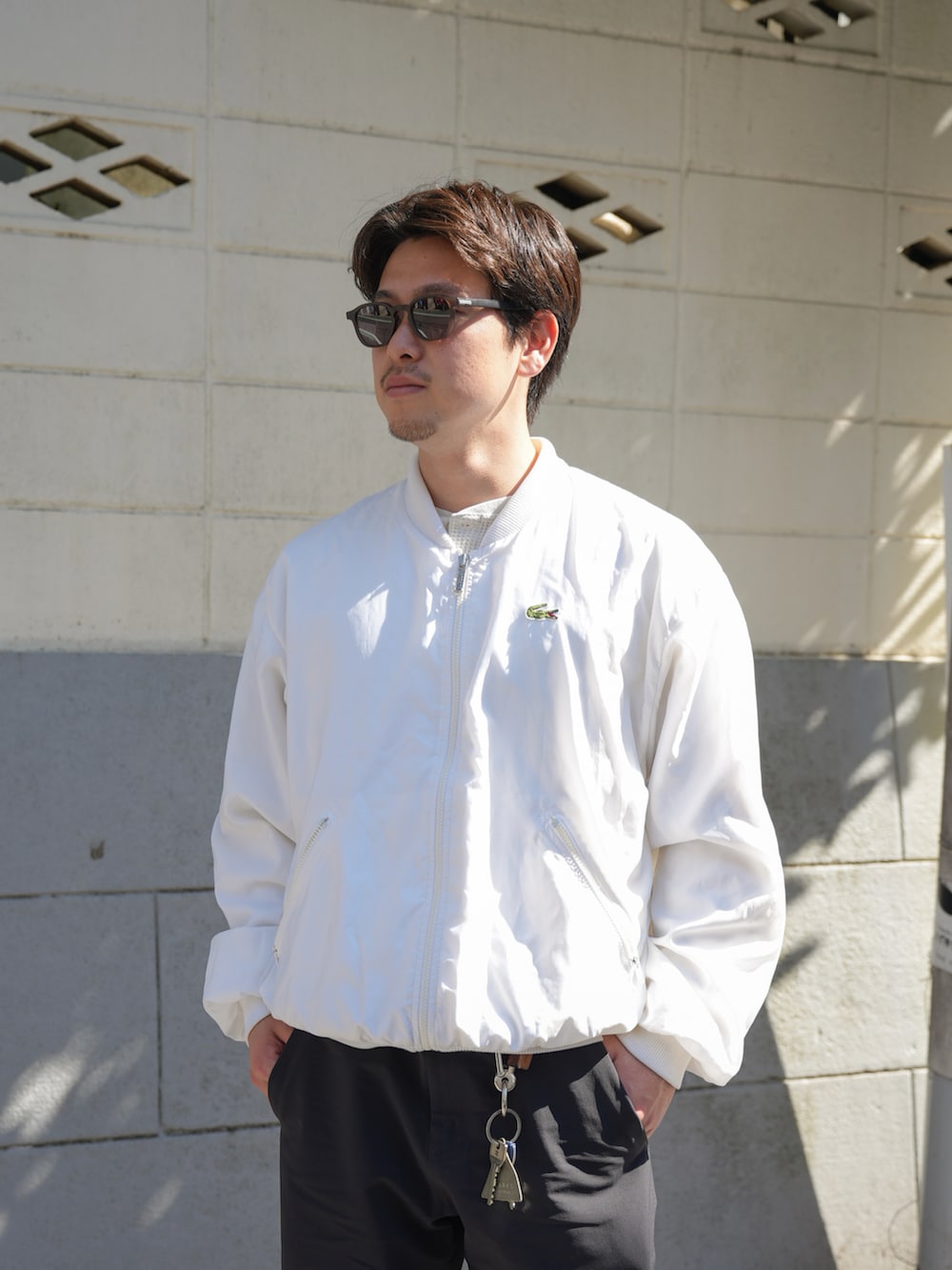 ブラック系のブーツ、ホワイト系のジャケット/アウター、ブラック系のその他パンツを着用したメンズの春コーディネートの2枚目の写真
