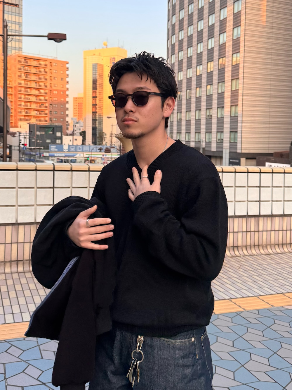 「今日のコーデ、セーター、Vネック、黒ニット、デニム、ワイドパンツ、メガネ男子、サングラス、きれいめカジュアル、お出かけコーデ、オトナカジュアル、カジュアルコーデ、モノトーン、春色、春」｜「AURALEEの＜AURALEE（オーラリー）＞ デニム パンツ■■■（デニムパンツ、ブルー系）」を使った、けーすけさん（メンズ・165cm）の冬コーディネートの2枚目の写真