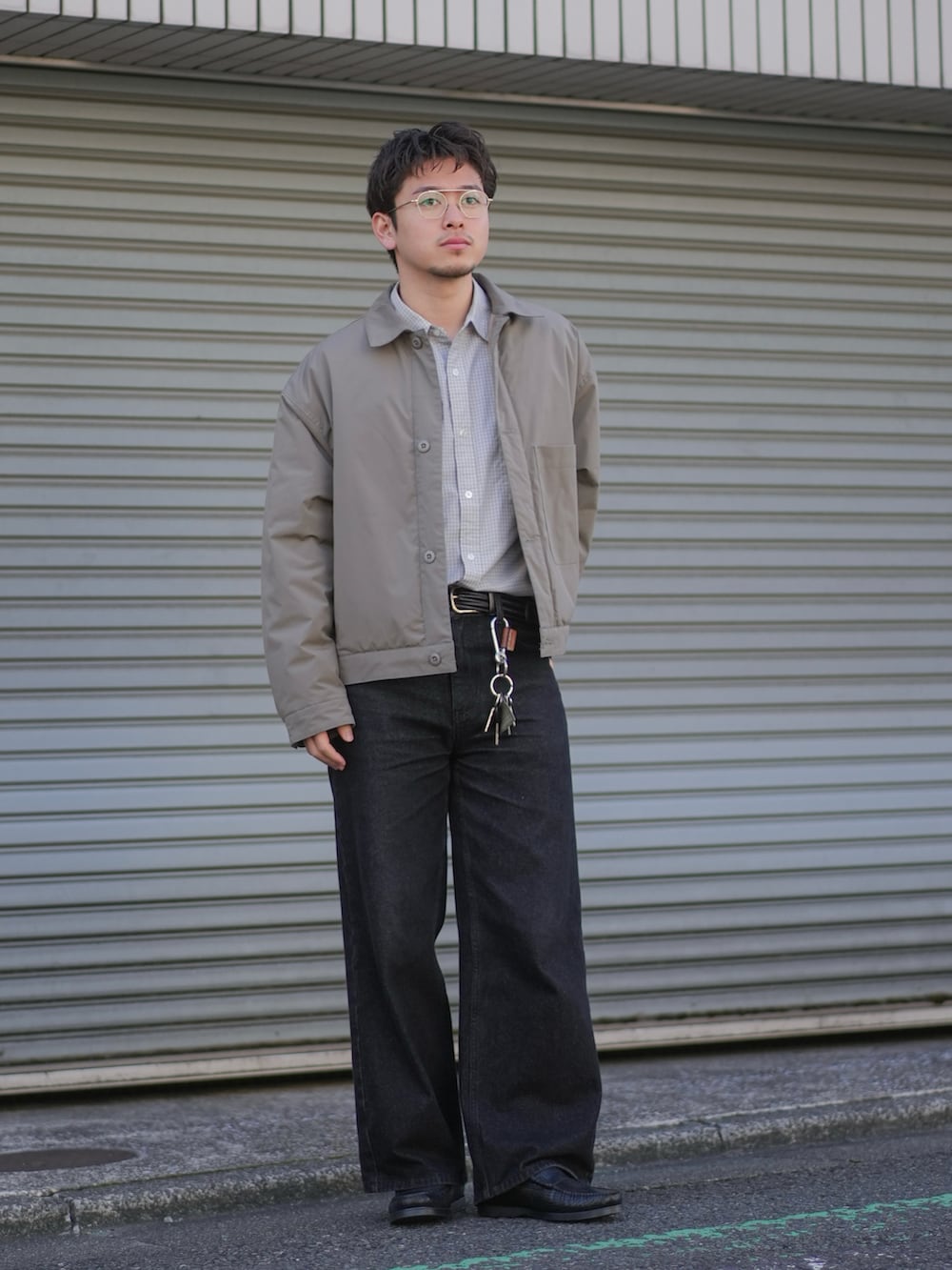 「今日のコーデ、メガネ男子、春色、シャツスタイル、レイヤードスタイル、デニムパンツ、ワイドパンツ、デニム、きれいめカジュアル、オトナカジュアル、休日スタイル、お出かけコーデ、春、大人ファッション、モノトーン」｜「BONBONのアイテム（デニムパンツ、ブラック系）」を使った、けーすけさん（メンズ・165cm）の冬コーディネートの2枚目の写真