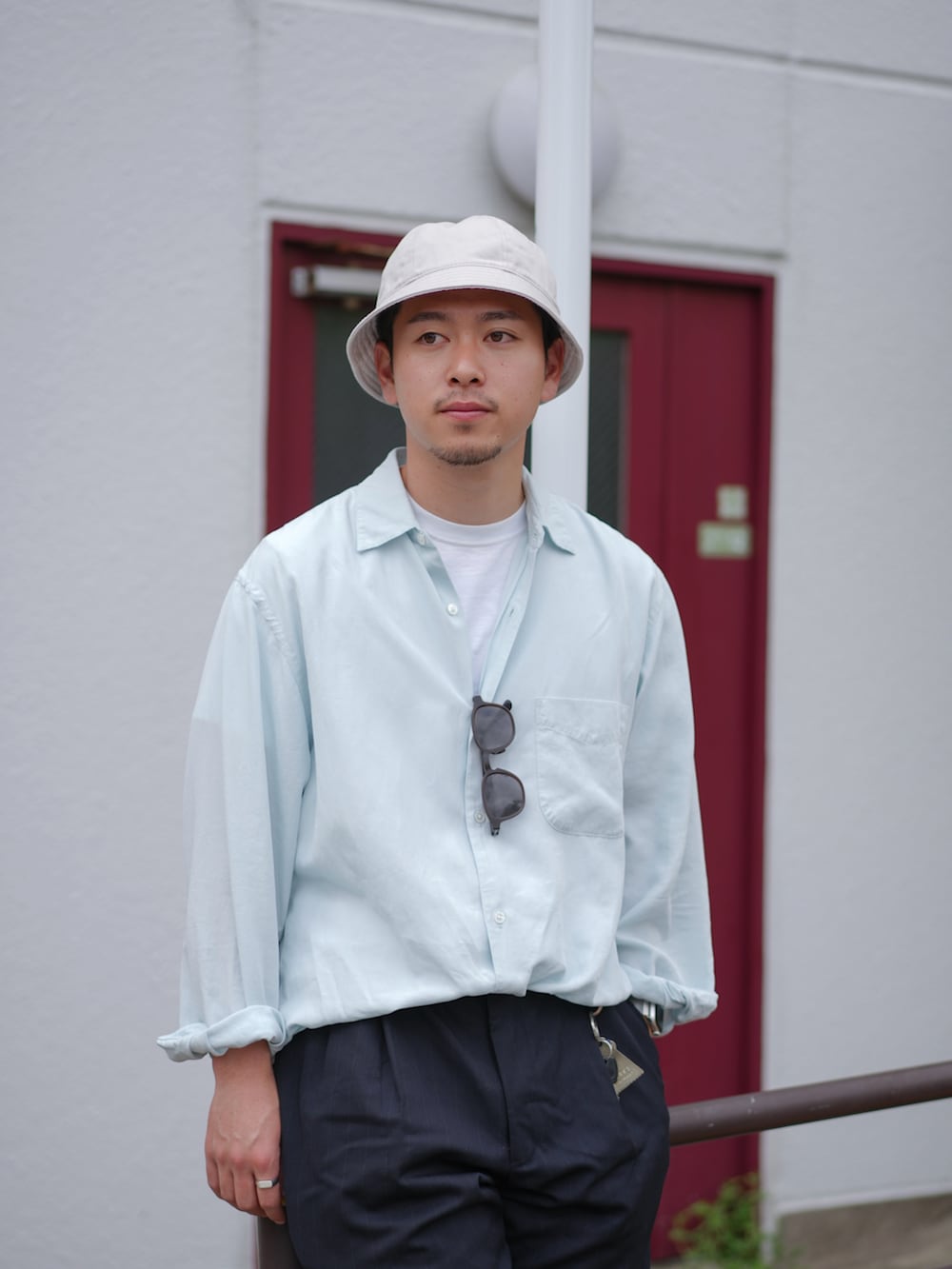 「白シャツ、バケットハット、シャツスタイル、スラックス、ローファー、きれいめカジュアル、大人カジュアル、デートコーデ、お出かけコーデ、休日スタイル、革靴、低身長コーデ、レイヤードスタイル、春夏コーデ、オトナカジュアル」｜「egretiqueのアイテム（スラックス、ブルー系）」を使った、けーすけさん（メンズ・165cm）の春コーディネートの3枚目の写真