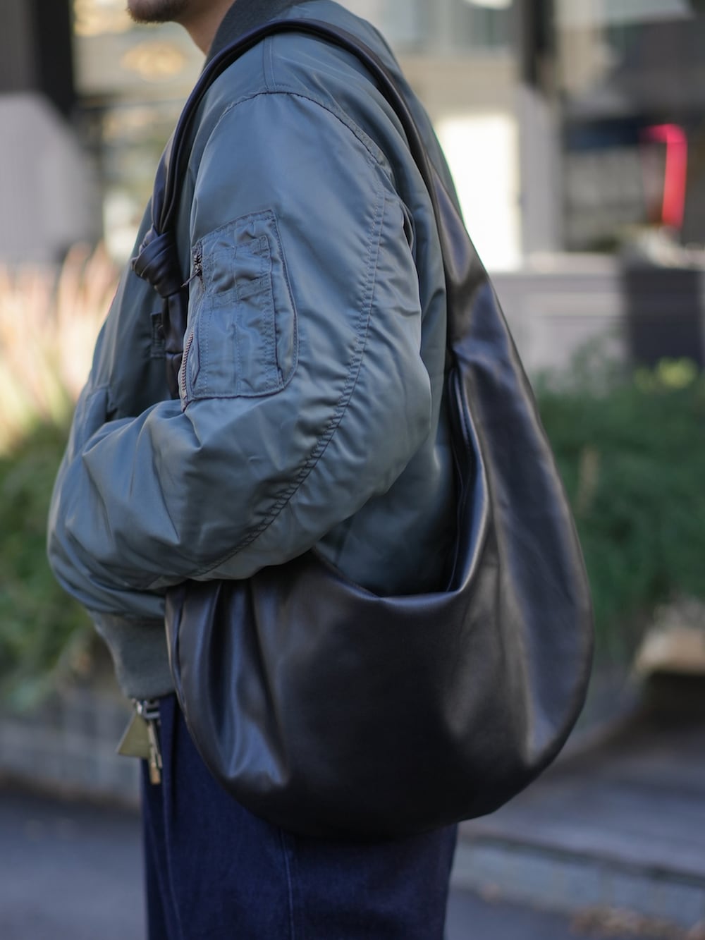 「フライトジャケット、メガネ男子、サングラス、ショルダーバッグ、デニム、デニムパンツ、ワイドパンツ、スニーカー、きれいめカジュアル、休日スタイル、お出かけコーデ、オトナカジュアル、大人カジュアル、低身長コーデ、春色」｜「ASICSの＜asics＞GEL-KAYANO 14 スニーカー（スニーカー、シルバー系）」を使った、けーすけさん（メンズ・165cm）の冬コーディネートの4枚目の写真