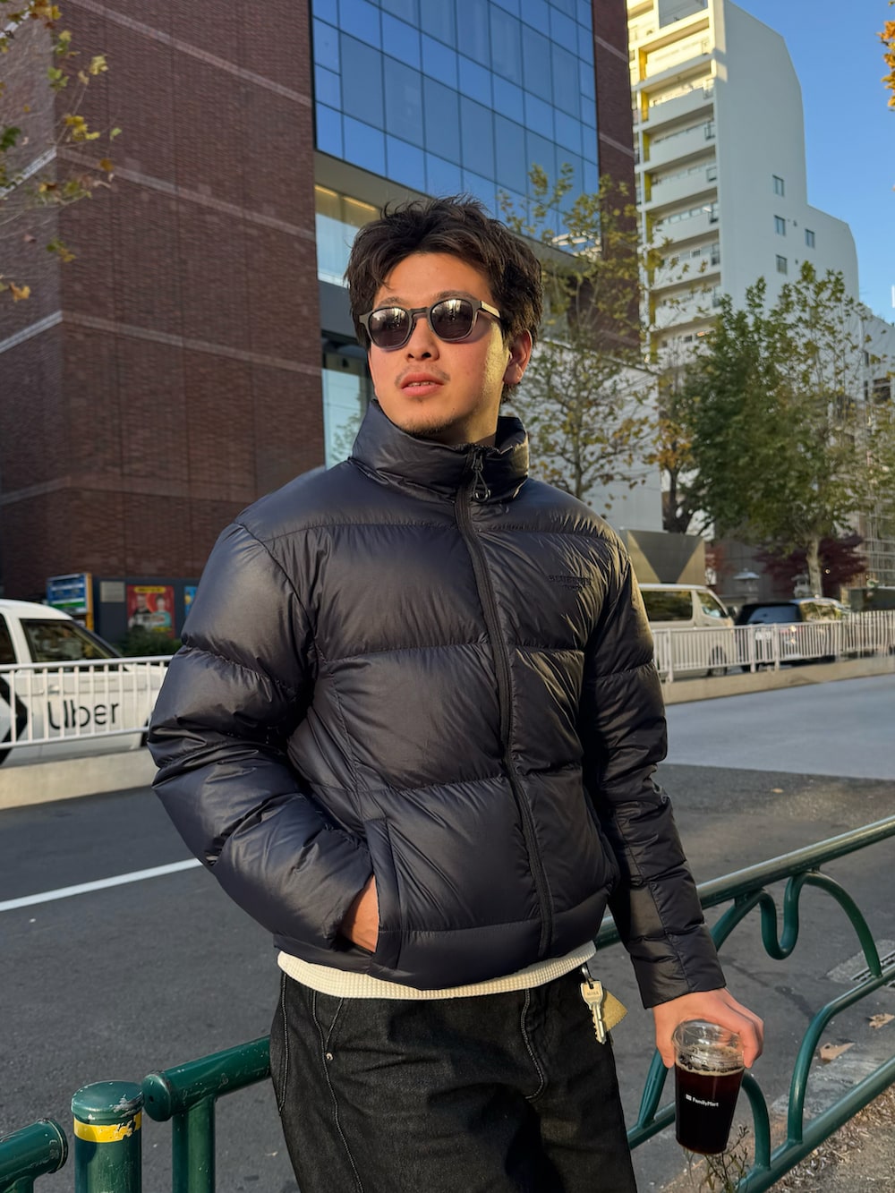 ブラック系のデニムパンツ、ブラック系のドレスシューズ、ブラック系のダウンジャケット/コートを着用したメンズの冬コーディネートの2枚目の写真
