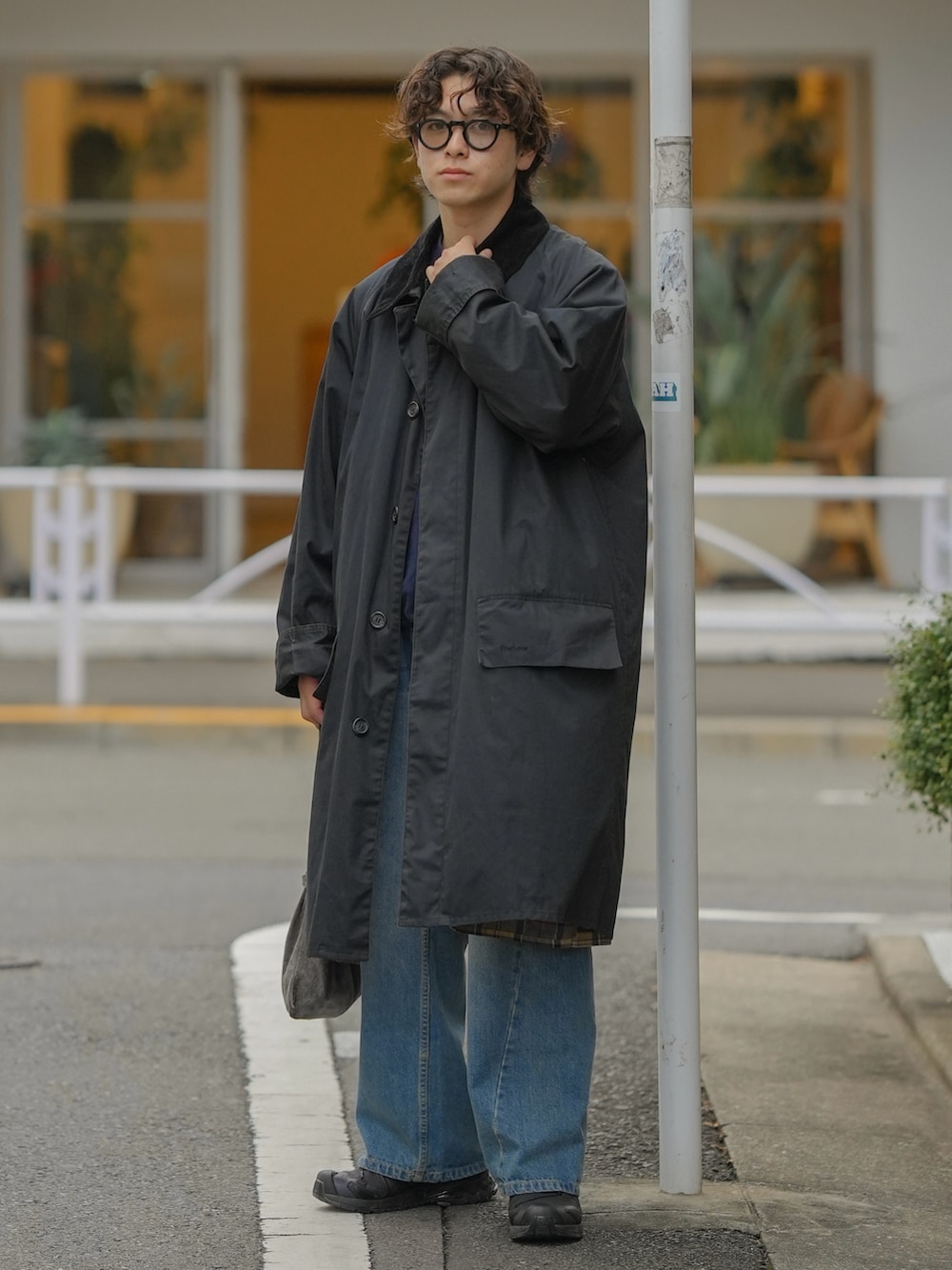 「ファッションを楽しもう、オトナカジュアル、シンプルコーデ、休日スタイル、休日コーデ、低身長、スニーカー、サングラス、コート、黒コート、デニム、巾着バッグ」｜「bonbonstoreのアイテム（デニムパンツ、ブルー系）」を使った、けーすけさん（メンズ・165cm）の秋コーディネートの2枚目の写真