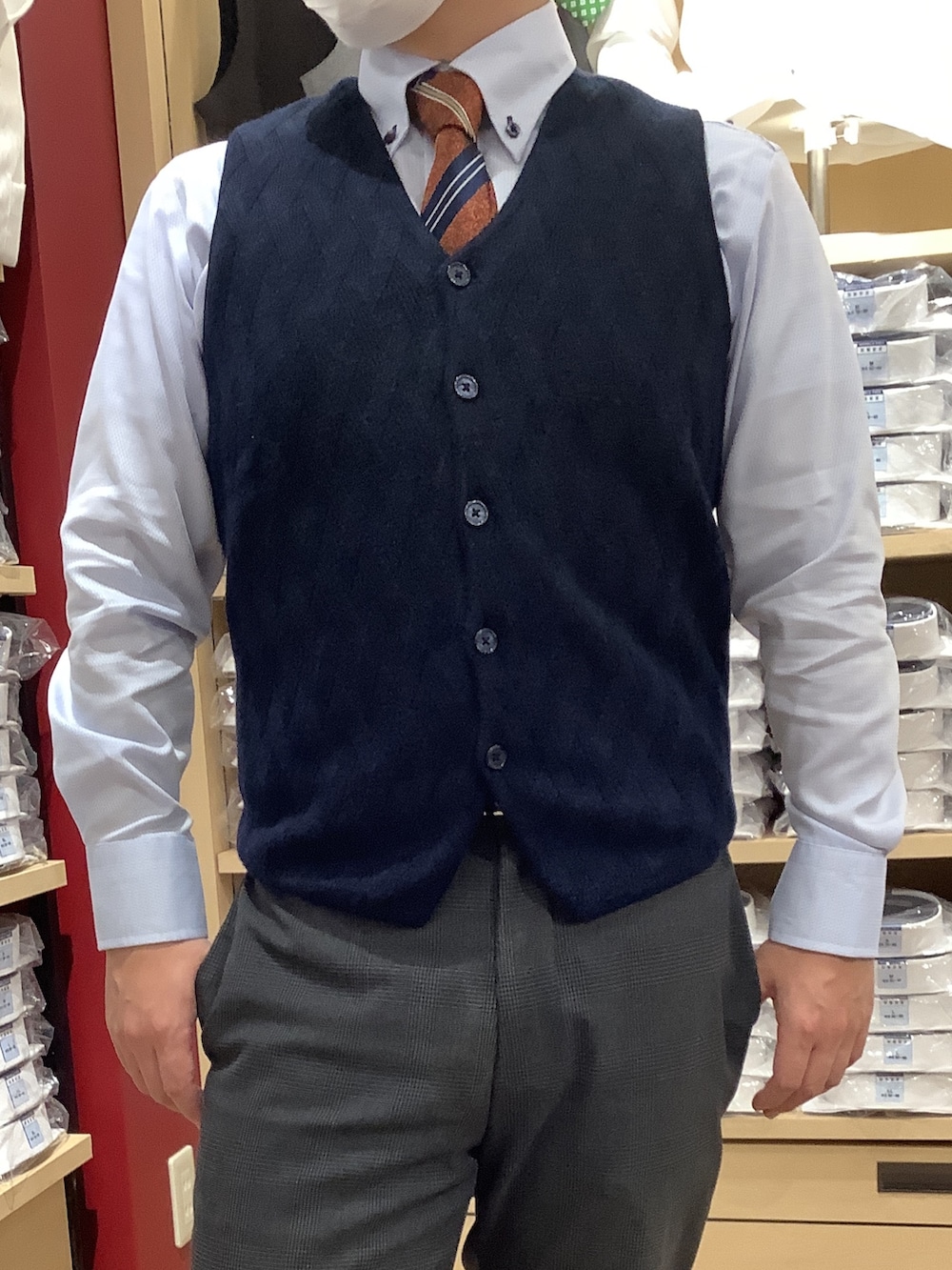 「BRICK HOUSE by Tokyo Shirts、ファッションを楽しもう、シャツ好き集まれ、ビジネススタイル、オフィススタイル、シンプルコーデ、シャツスタイル、ベスト、ベスト×シャツ、冬コーデ、秋コーデ、ootd、outfit」｜「BRICK HOUSE by TOKYO SHIRTの裏キルトニットジレ（スーツベスト、ブルー系）」を使った、TOKYO SHIRTS 博多駅地下店さん（メンズ・160cm）の冬コーディネートの2枚目の写真