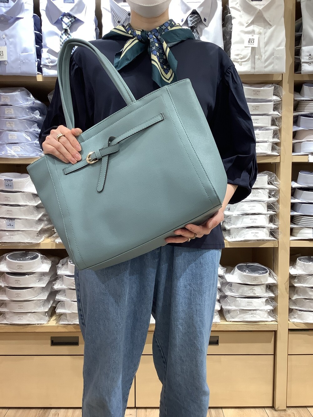 ブルー系のシャツ/ブラウス、ブルー系のハンドバッグ、その他のバンダナ/スカーフを着用したレディースの春コーディネートの4枚目の写真