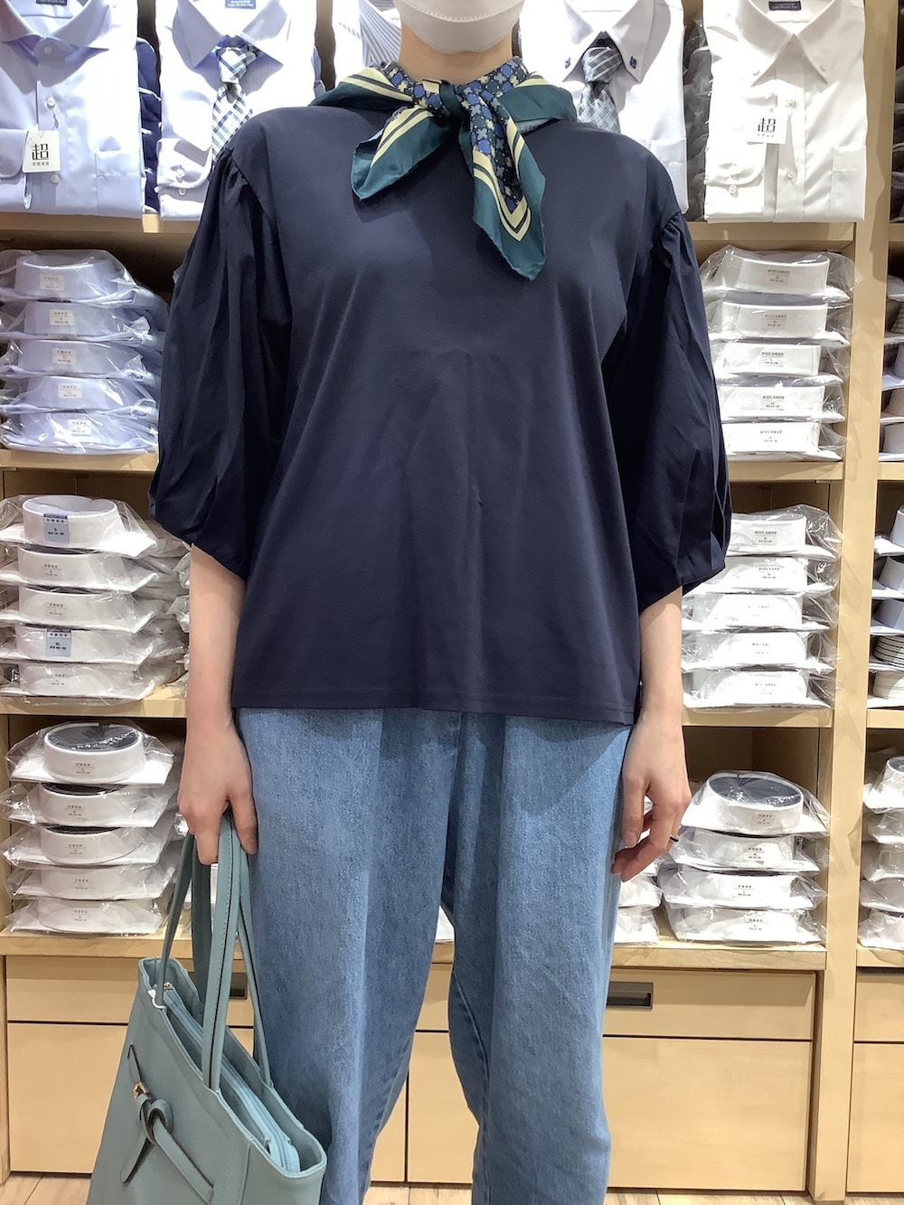 ブルー系のシャツ/ブラウス、ブルー系のハンドバッグ、その他のバンダナ/スカーフを着用したレディースの春コーディネートの3枚目の写真