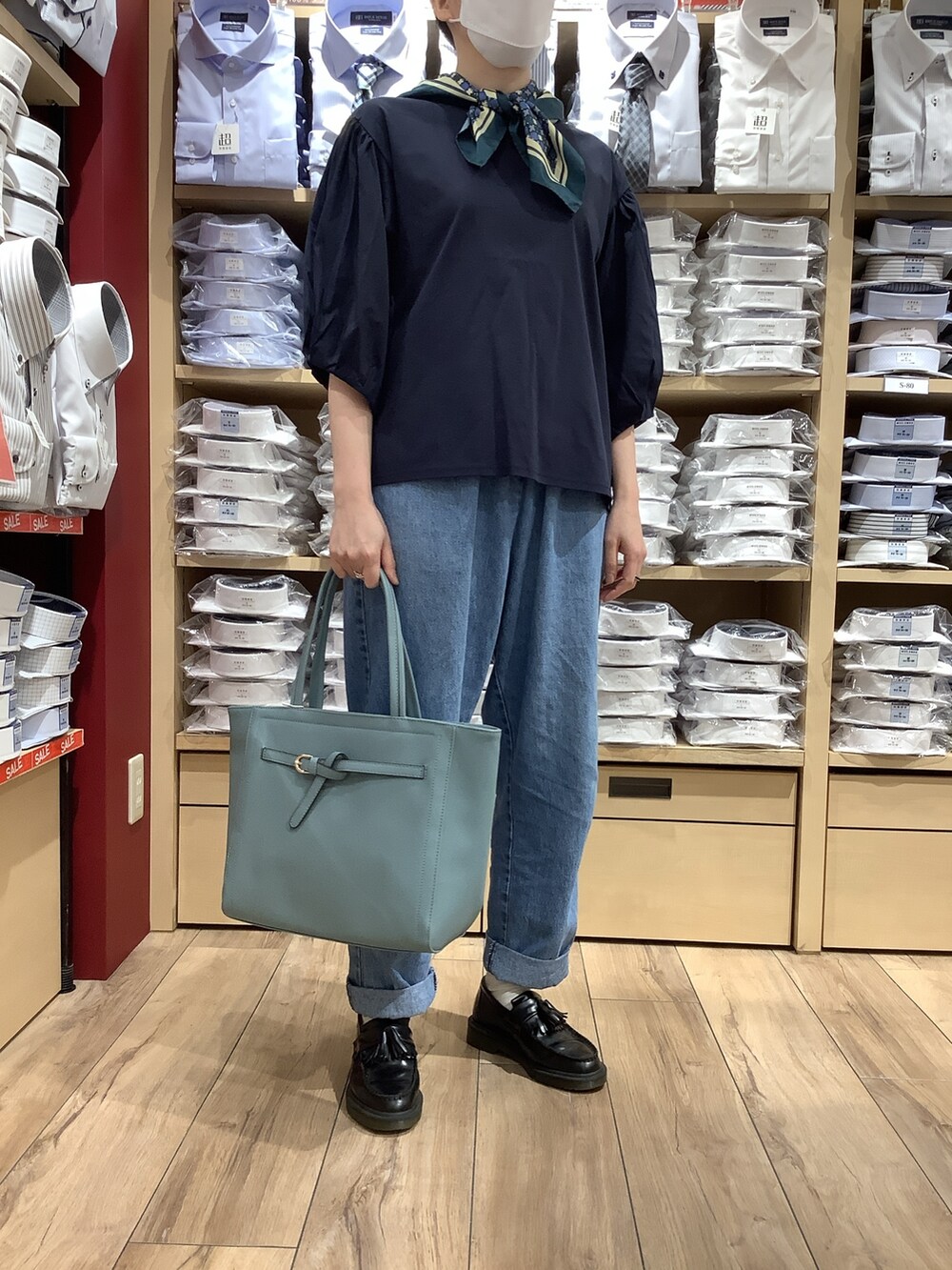 ブルー系のシャツ/ブラウス、ブルー系のハンドバッグ、その他のバンダナ/スカーフを着用したレディースの春コーディネートの2枚目の写真