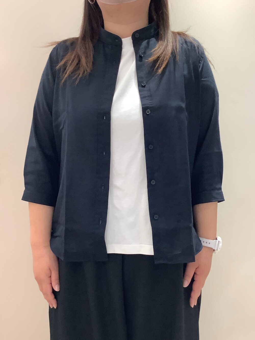 ブラック系のシャツ/ブラウスを着用したレディースの春コーディネートの2枚目の写真