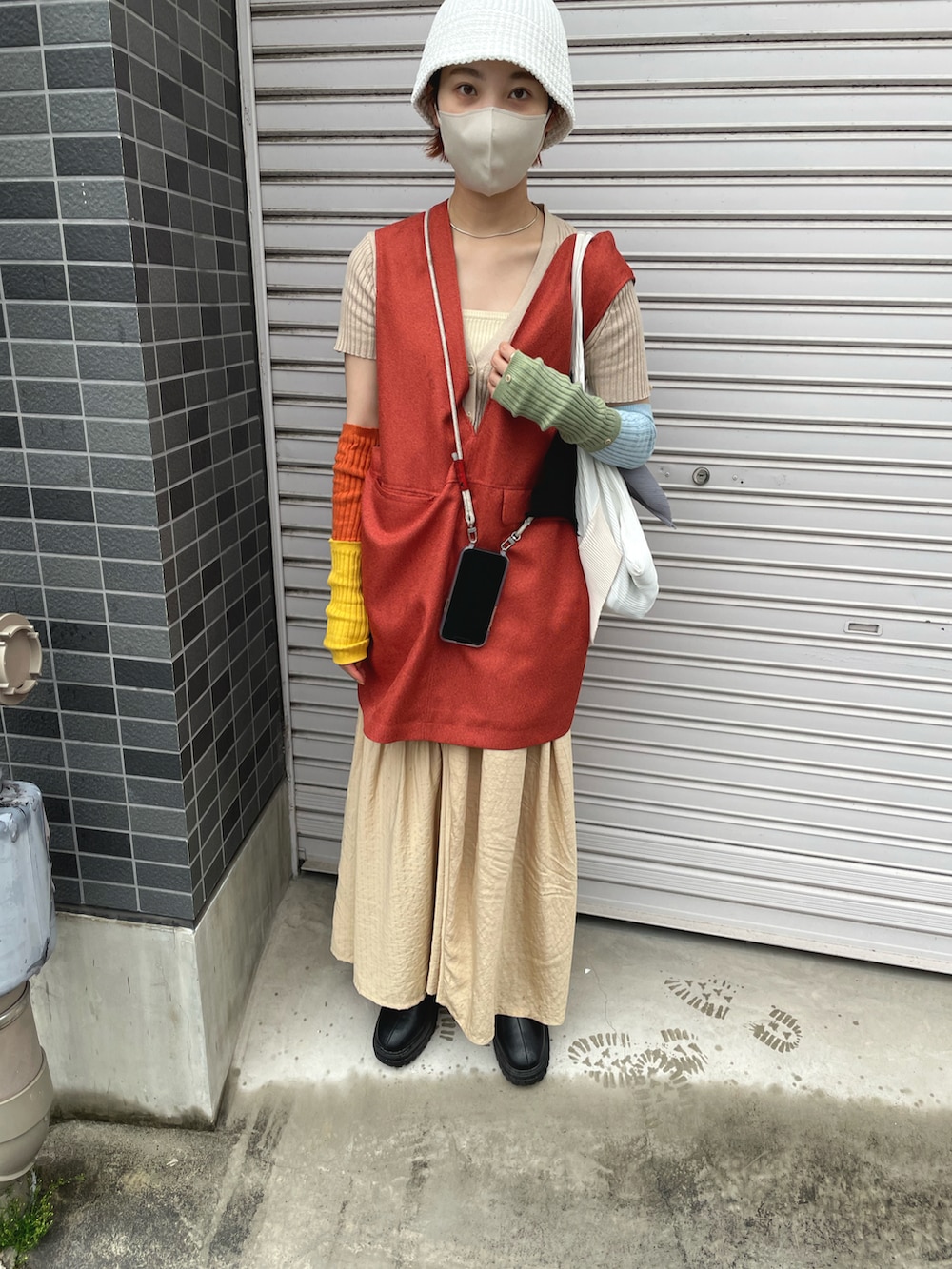 「シンプルコーデ、春夏コーデ、オトナ女子、オトナカジュアル、お洒落さんとつながりたい、雨の日コーデ、ロングスカート、ベストコーデ、BEAMS、Ray BEAMS、kotohayokozawa、帽子コーデ、カジュアルコーデ」｜「AZUL by moussyのTRACK SOLE SIDE GORE BOOTS/トラックソールサイドゴアブーツ（ブーツ、ブラック系）」を使った、yukishimbashiさん（レディース・163cm）の春コーディネートの3枚目の写真