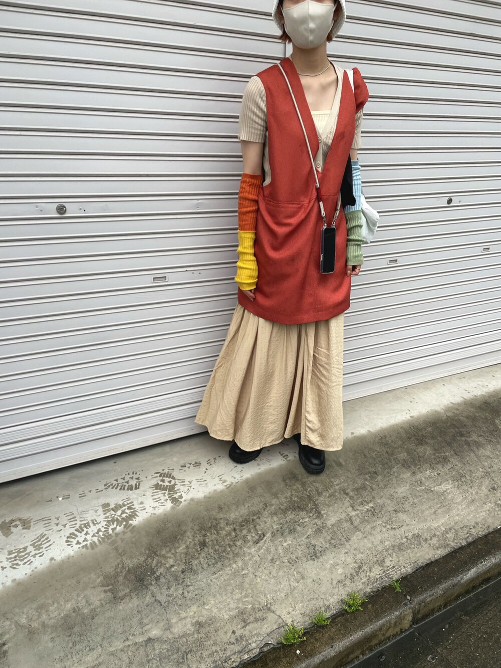 「シンプルコーデ、春夏コーデ、オトナ女子、オトナカジュアル、お洒落さんとつながりたい、雨の日コーデ、ロングスカート、ベストコーデ、BEAMS、Ray BEAMS、kotohayokozawa、帽子コーデ、カジュアルコーデ」｜「AZUL by moussyのTRACK SOLE SIDE GORE BOOTS/トラックソールサイドゴアブーツ（ブーツ、ブラック系）」を使った、yukishimbashiさん（レディース・163cm）の春コーディネートの2枚目の写真