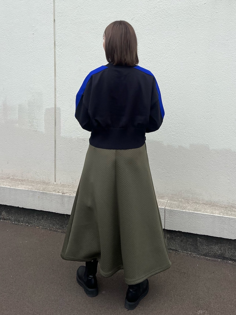 「ニット、スカート」｜「CITY TOKYOのパリランドスケープシアートップス（Tシャツ/カットソー、グリーン系）」を使った、福田優花さん（レディース・163cm）の冬コーディネートの4枚目の写真