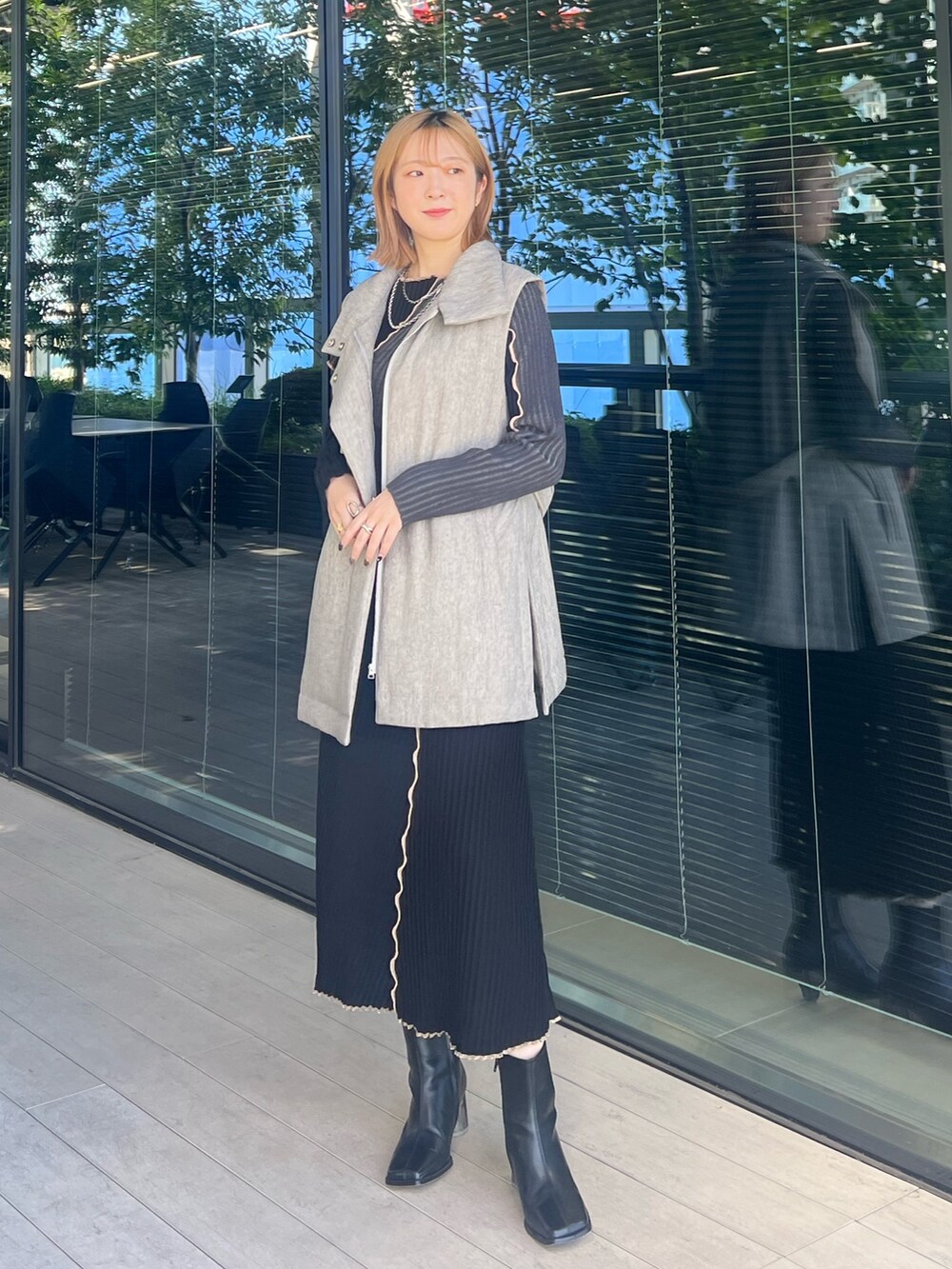 その他のダウンベスト、ブラック系のワンピースを着用したレディースの秋コーディネートの3枚目の写真