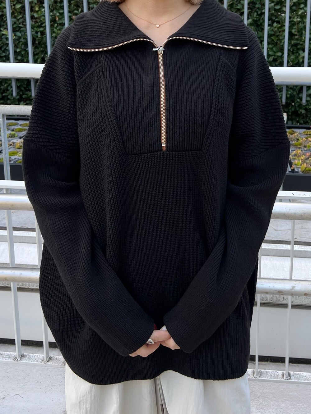 「ハーフジップ、ニット、オーバーニット、ラインパンツ、ワイドパンツ」｜「CITY TOKYOのハーフZIPオーバーニットトップス（ニット/セーター、ブラック系）」を使った、福田優花さん（レディース・163cm）の秋コーディネートの5枚目の写真