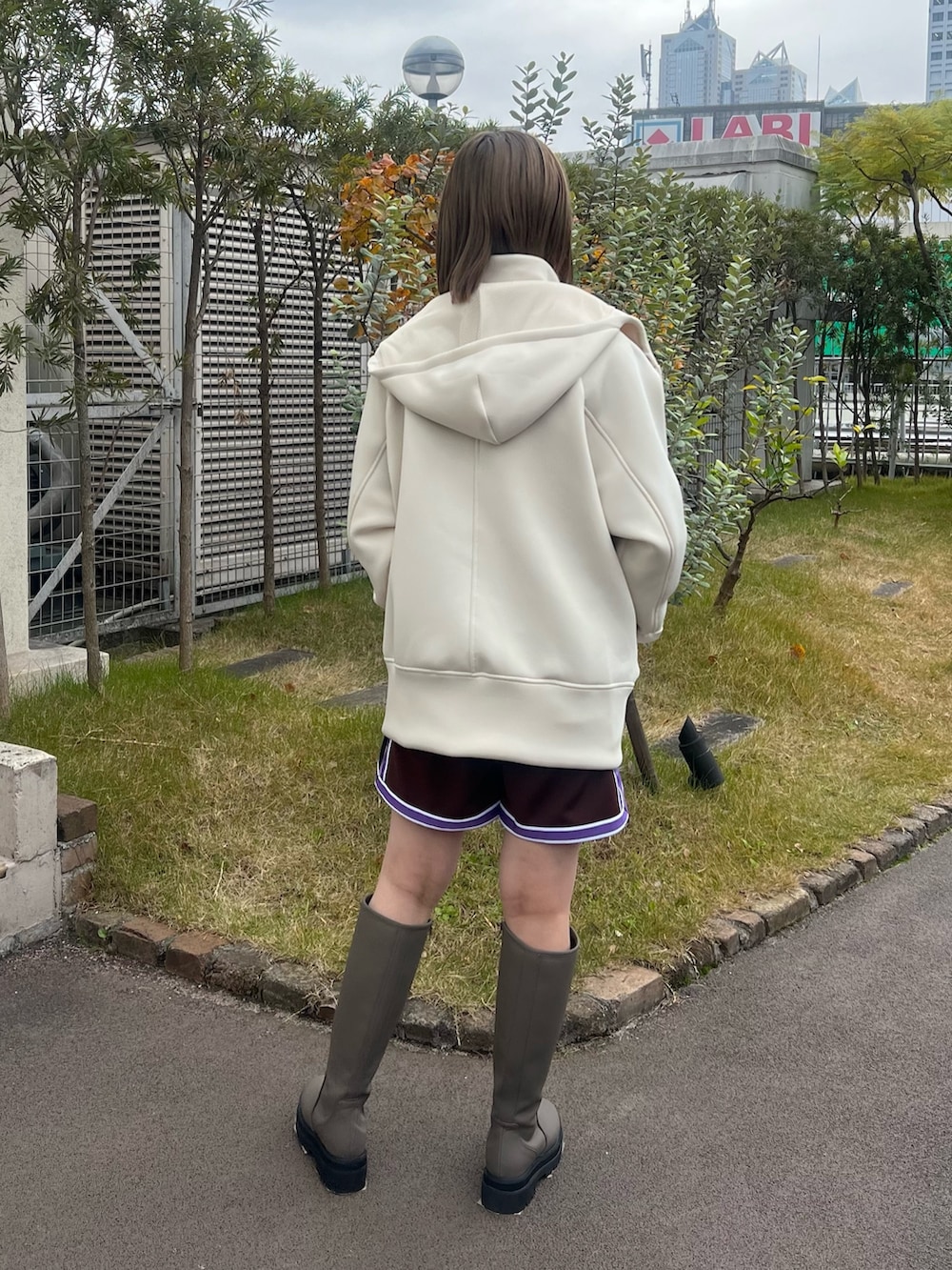 「ファッションを楽しもう、ナンバリング、バスパン、ショーツ」｜「CITY TOKYOのダンボールフーディーブルゾン（ブルゾン、ホワイト系）」を使った、福田優花さん（レディース・163cm）の冬コーディネートの4枚目の写真