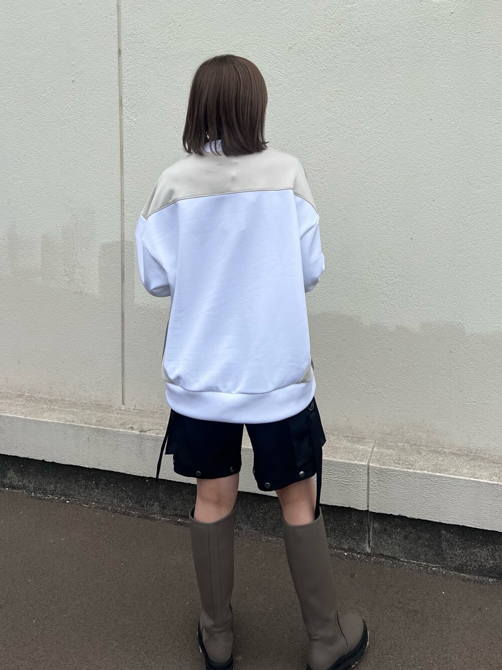 「スウェット、ブーツ」｜「CITY TOKYOのアクティブラインスウェットトップス（スウェット、ホワイト系）」を使った、福田優花さん（レディース・163cm）の冬コーディネートの3枚目の写真