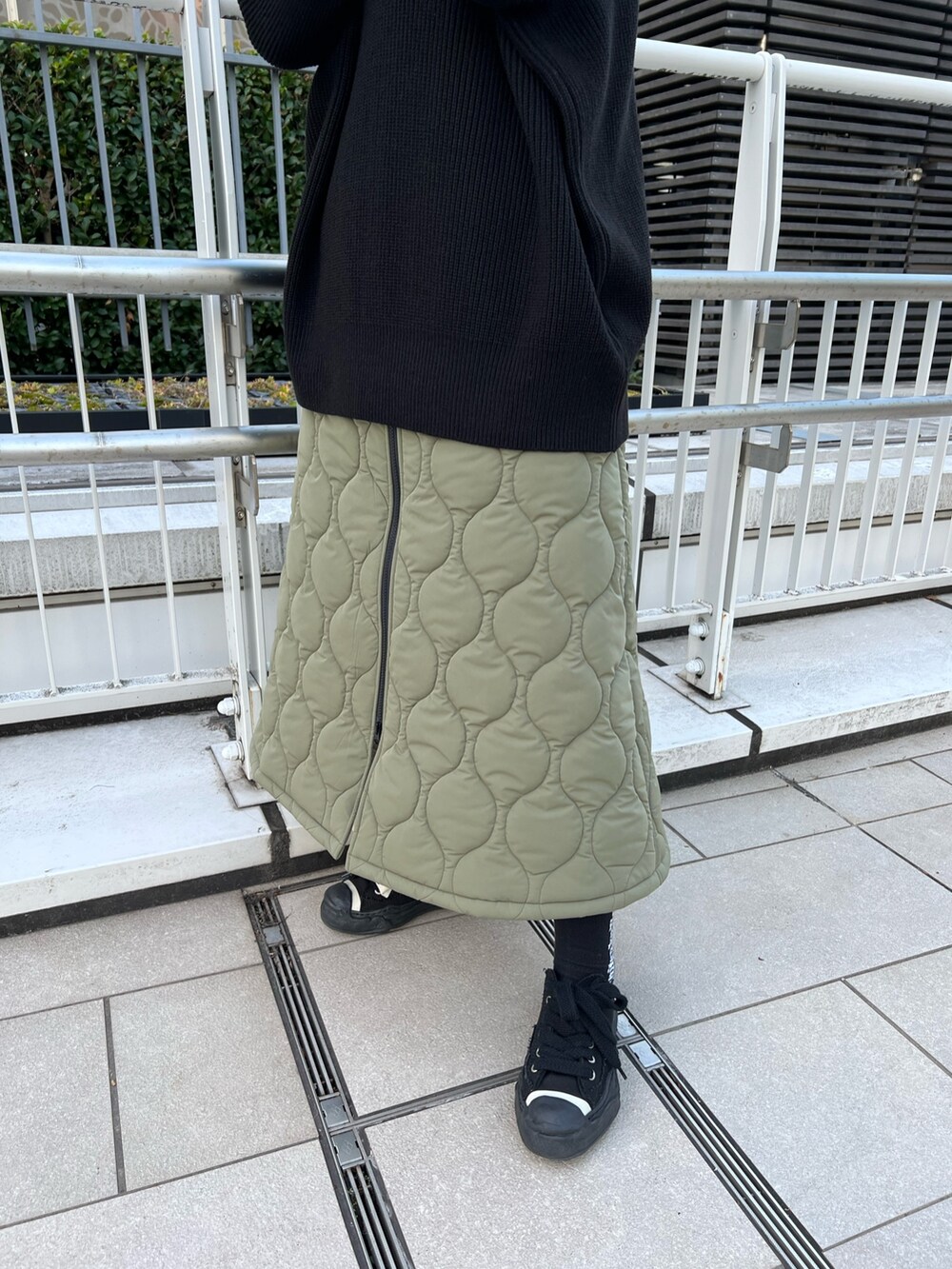 「ハーフジップ、ニット、スカート、ロングスカート」｜「CITY TOKYOのハーフZIPオーバーニットトップス（ニット/セーター、ブラック系）」を使った、福田優花さん（レディース・163cm）の秋コーディネートの4枚目の写真