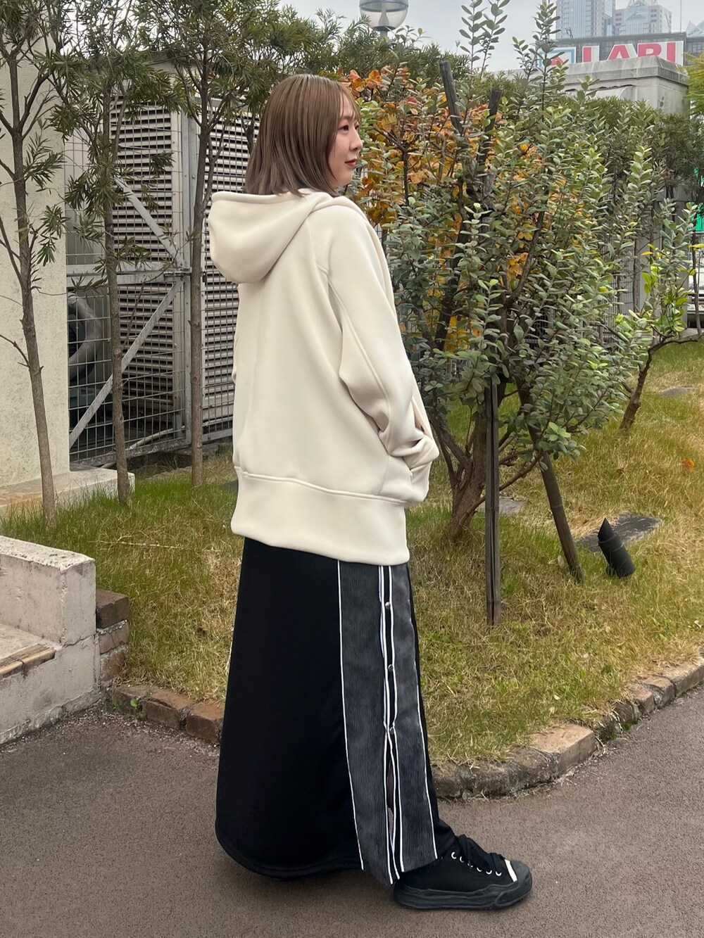 「ブルゾン、ロングスカート」｜「CITY TOKYOのダンボールフーディーブルゾン（ブルゾン、ホワイト系）」を使った、福田優花さん（レディース・163cm）の冬コーディネートの3枚目の写真