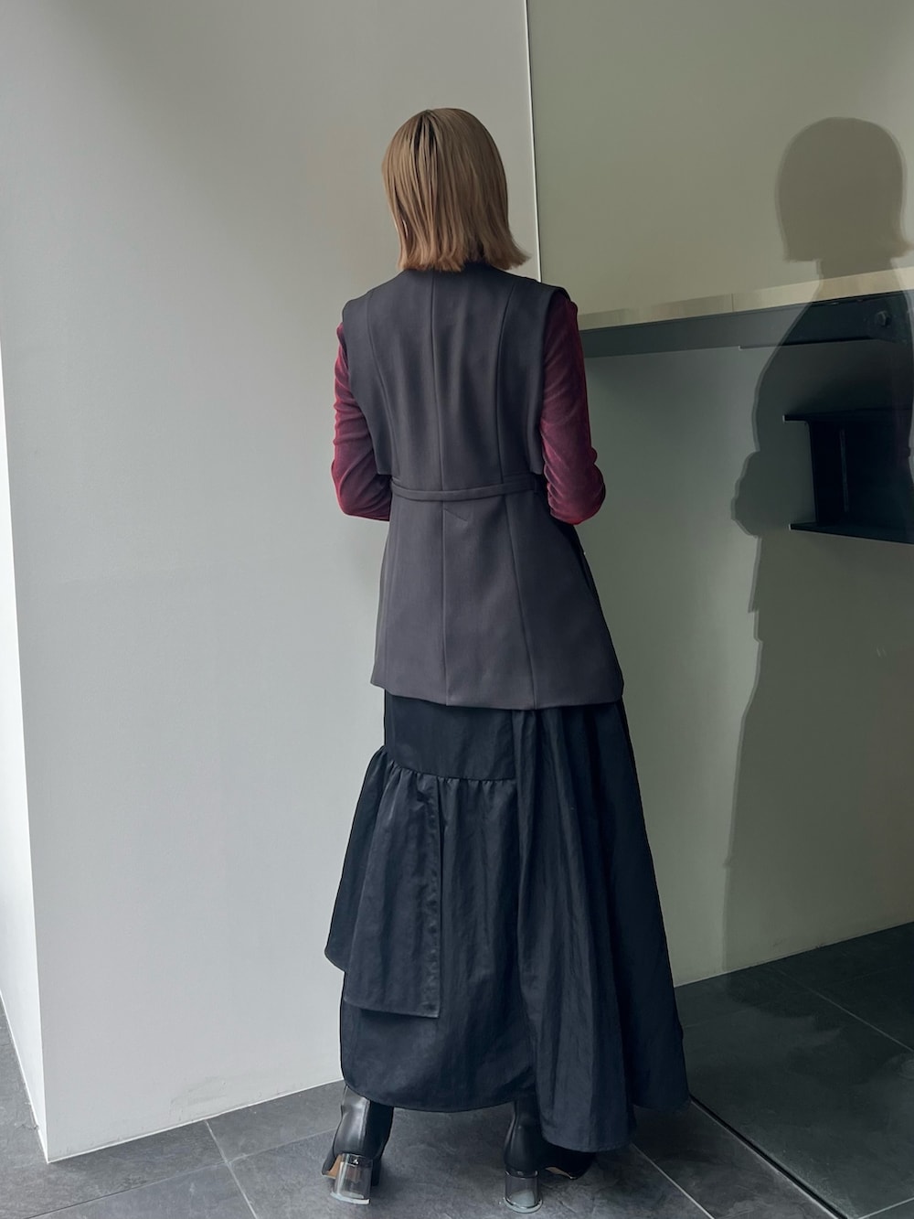 「ジレ、ベロア、シアートップス、ブラックスカート、黒スカート、フレアスカート」｜「PUBLIC TOKYOのパウダーツイルベルテッドジレ（ノーカラージャケット、グレー系）」を使った、福田優花さん（レディース・163cm）の秋コーディネートの3枚目の写真
