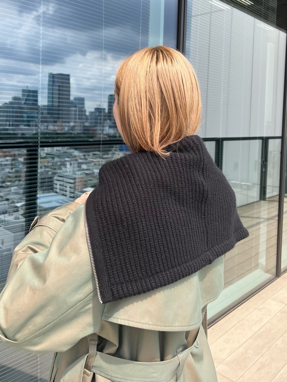 「publictokyo、トレンチコート」｜「PUBLIC TOKYOのハイクラストレンチコート（トレンチコート、グリーン系）」を使った、福田優花さん（レディース・163cm）の秋コーディネートの5枚目の写真
