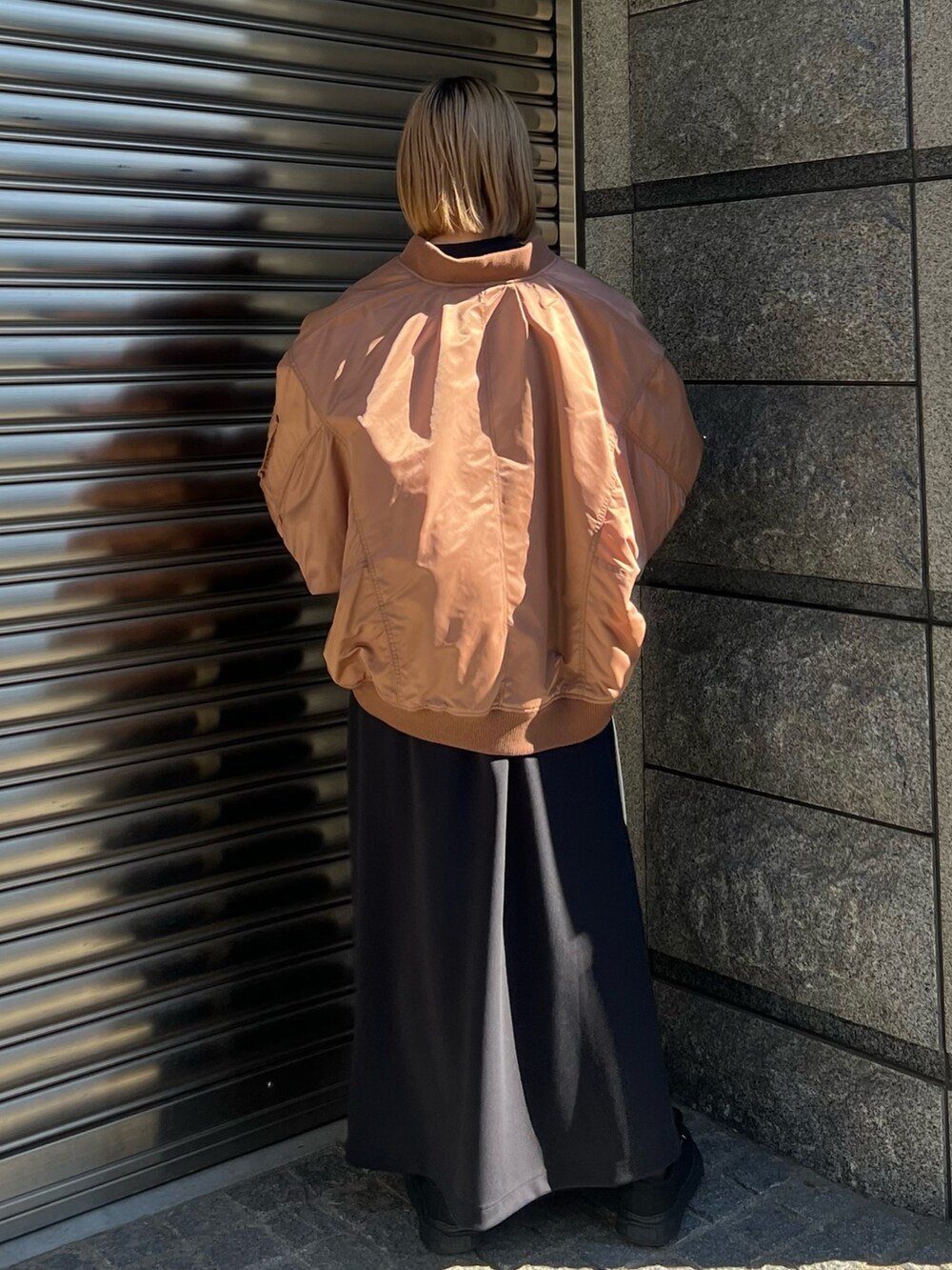 「スポーツミックス、MA-1、ワンピース」｜「CITY TOKYOのバイカラーライニングMA-1ブルゾン（MA-1、ブラウン系）」を使った、福田優花さん（レディース・163cm）の秋コーディネートの2枚目の写真
