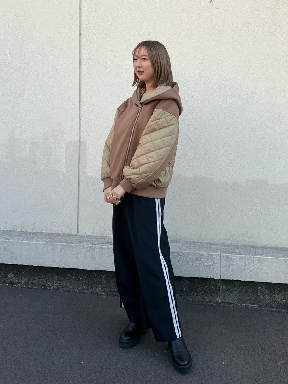 「CITY TOKYOのサイドラインシャカシャカワイドパンツ（その他パンツ、ブラック系）」を使った、福田優花さん（レディース・163cm）の冬コーディネートの3枚目の写真