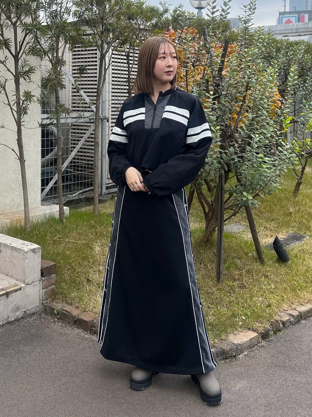 「クロップドトップス、ロングスカート、ロングブーツ」｜「CITY TOKYOのハーフジップショートピステ（Tシャツ/カットソー、ブラック系）」を使った、福田優花さん（レディース・163cm）の冬コーディネートの2枚目の写真
