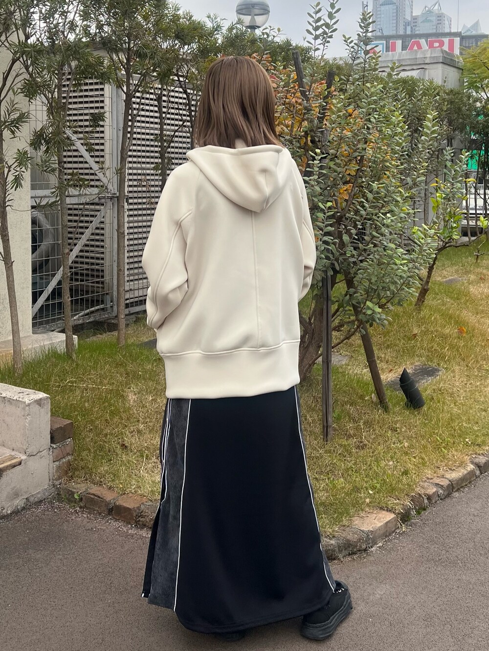 「ブルゾン、ロングスカート」｜「CITY TOKYOのダンボールフーディーブルゾン（ブルゾン、ホワイト系）」を使った、福田優花さん（レディース・163cm）の冬コーディネートの4枚目の写真
