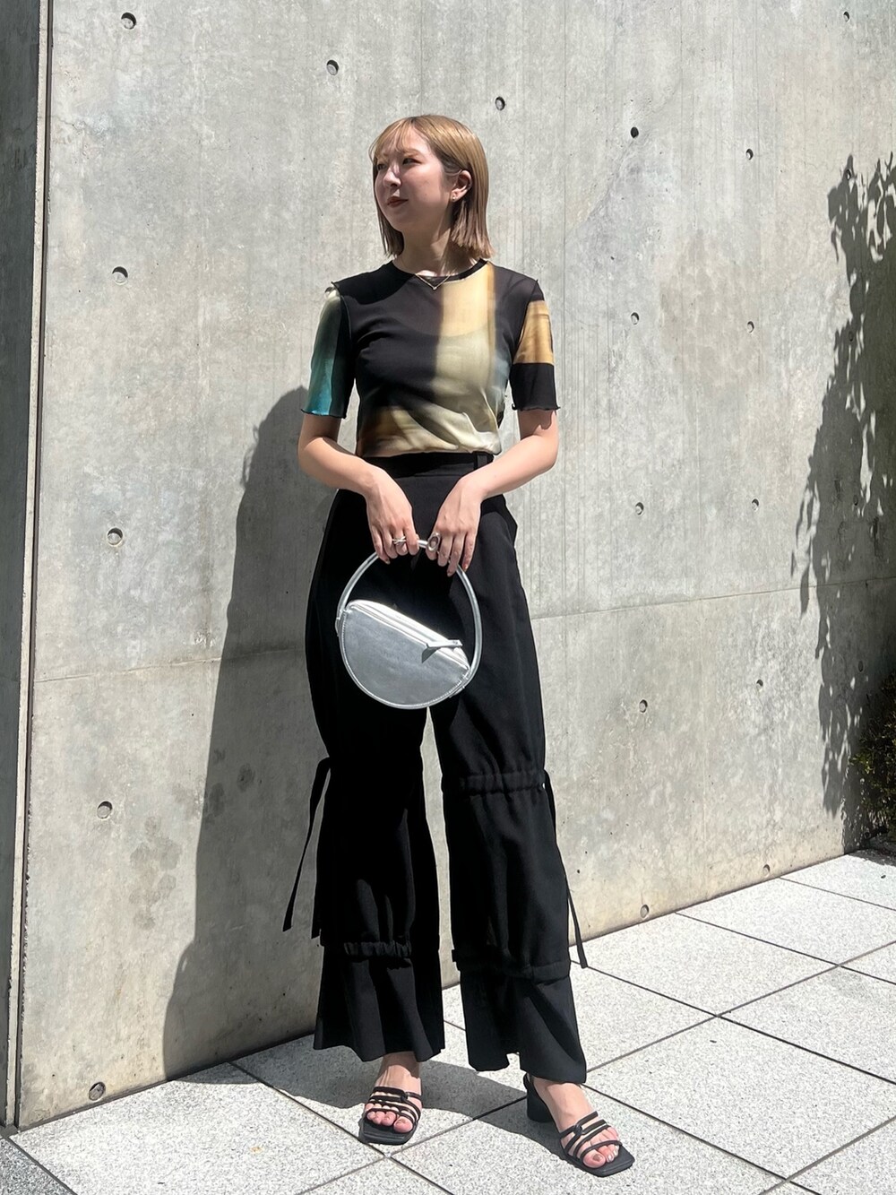 ブラック系のその他パンツを着用したレディースの夏コーディネートの2枚目の写真