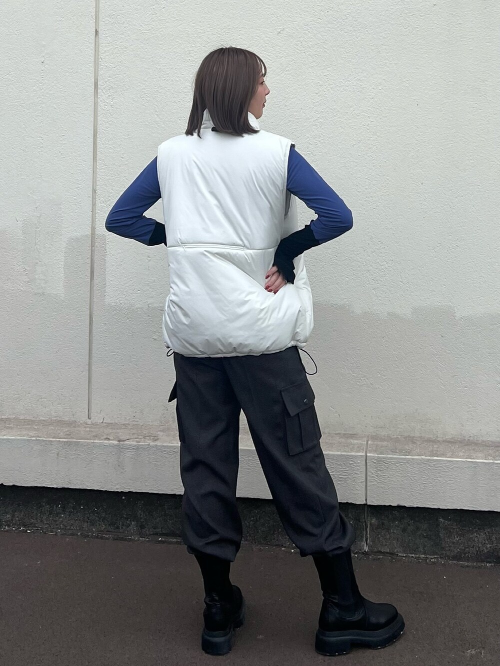 「ダウンベスト、カーゴパンツ」｜「CITY TOKYOのウールライクパラシュートカーゴパンツ（カーゴパンツ、グレー系）」を使った、福田優花さん（レディース・163cm）の秋コーディネートの3枚目の写真