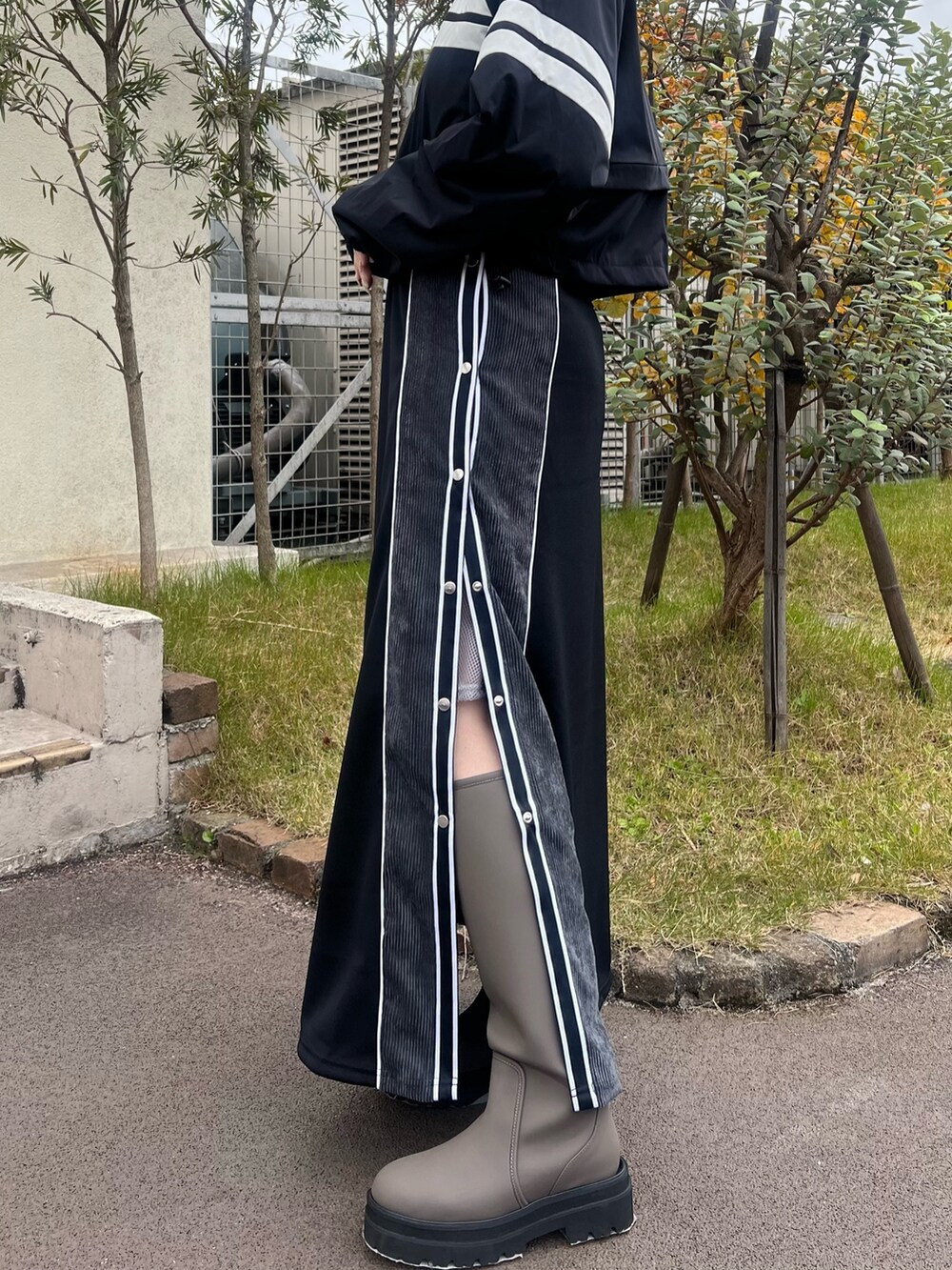 「クロップドトップス、ロングスカート、ロングブーツ」｜「CITY TOKYOのハーフジップショートピステ（Tシャツ/カットソー、ブラック系）」を使った、福田優花さん（レディース・163cm）の冬コーディネートの6枚目の写真