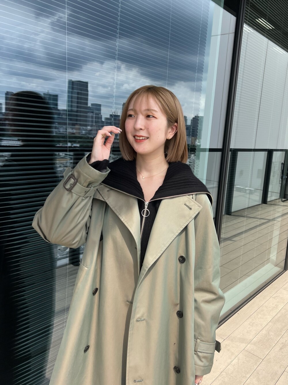 「publictokyo、トレンチコート」｜「PUBLIC TOKYOのハイクラストレンチコート（トレンチコート、グリーン系）」を使った、福田優花さん（レディース・163cm）の秋コーディネートの4枚目の写真