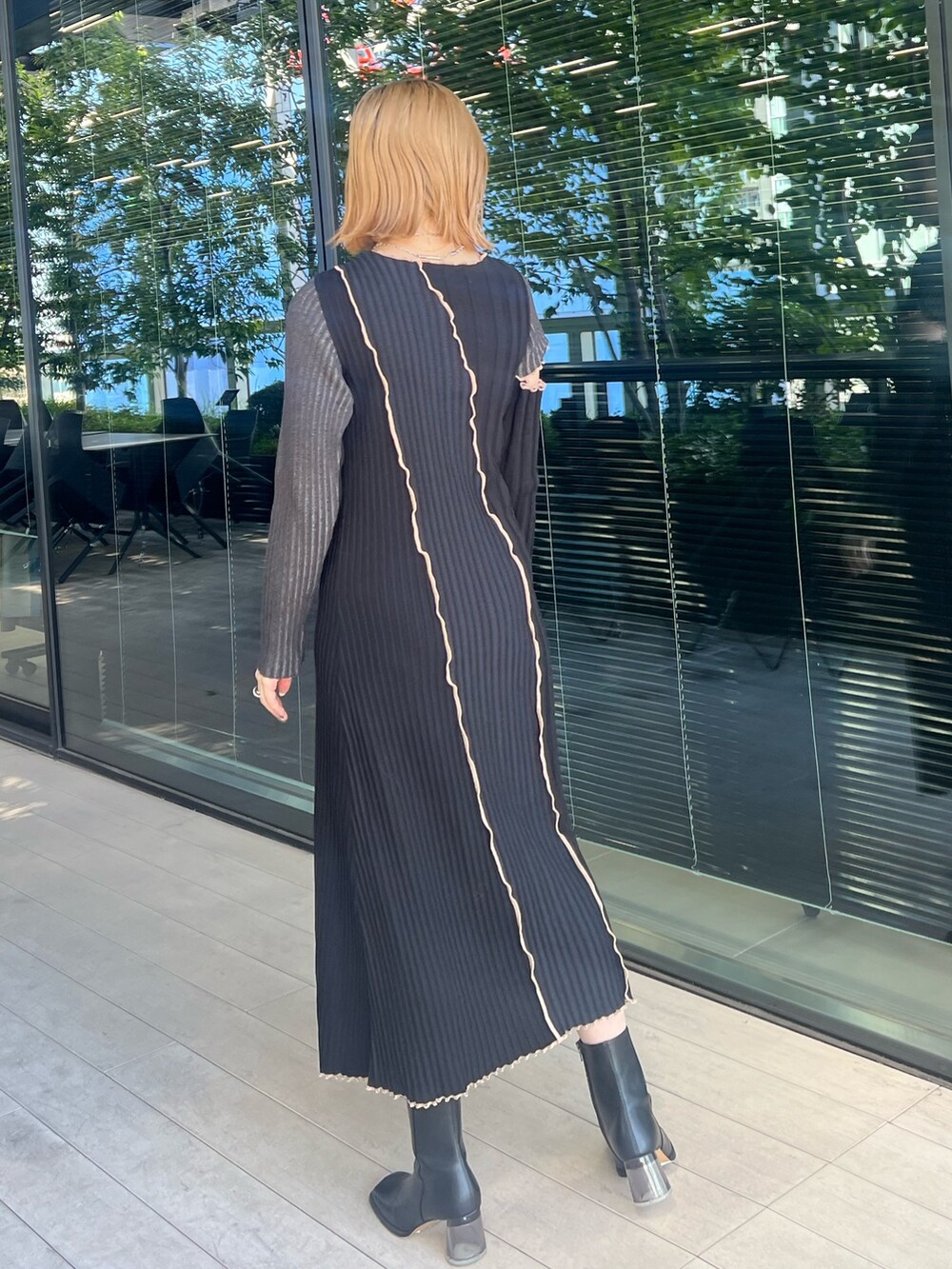 その他のダウンベスト、ブラック系のワンピースを着用したレディースの秋コーディネートの6枚目の写真