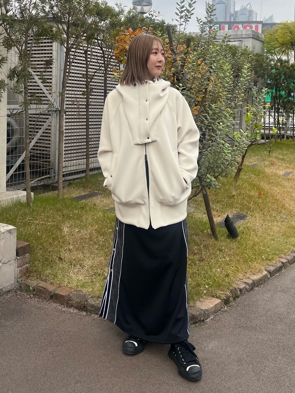 「ブルゾン、ロングスカート」｜「CITY TOKYOのダンボールフーディーブルゾン（ブルゾン、ホワイト系）」を使った、福田優花さん（レディース・163cm）の冬コーディネートの2枚目の写真