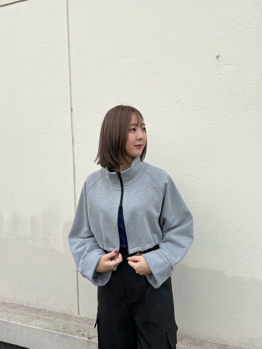 「ショート丈、スウェット、カーゴパンツ」｜「CITY TOKYOのジップアップショートトレーナースウェット（スウェット、グレー系）」を使った、福田優花さん（レディース・163cm）の秋コーディネートの4枚目の写真