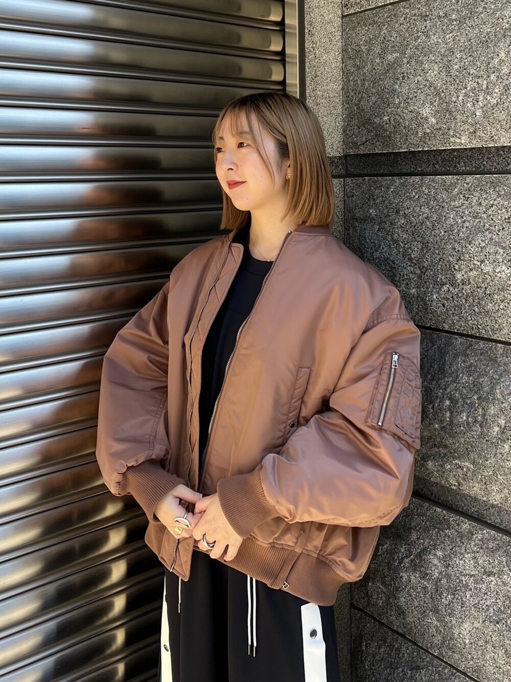 「スポーツミックス、MA-1、ワンピース」｜「CITY TOKYOのバイカラーライニングMA-1ブルゾン（MA-1、ブラウン系）」を使った、福田優花さん（レディース・163cm）の秋コーディネートの3枚目の写真