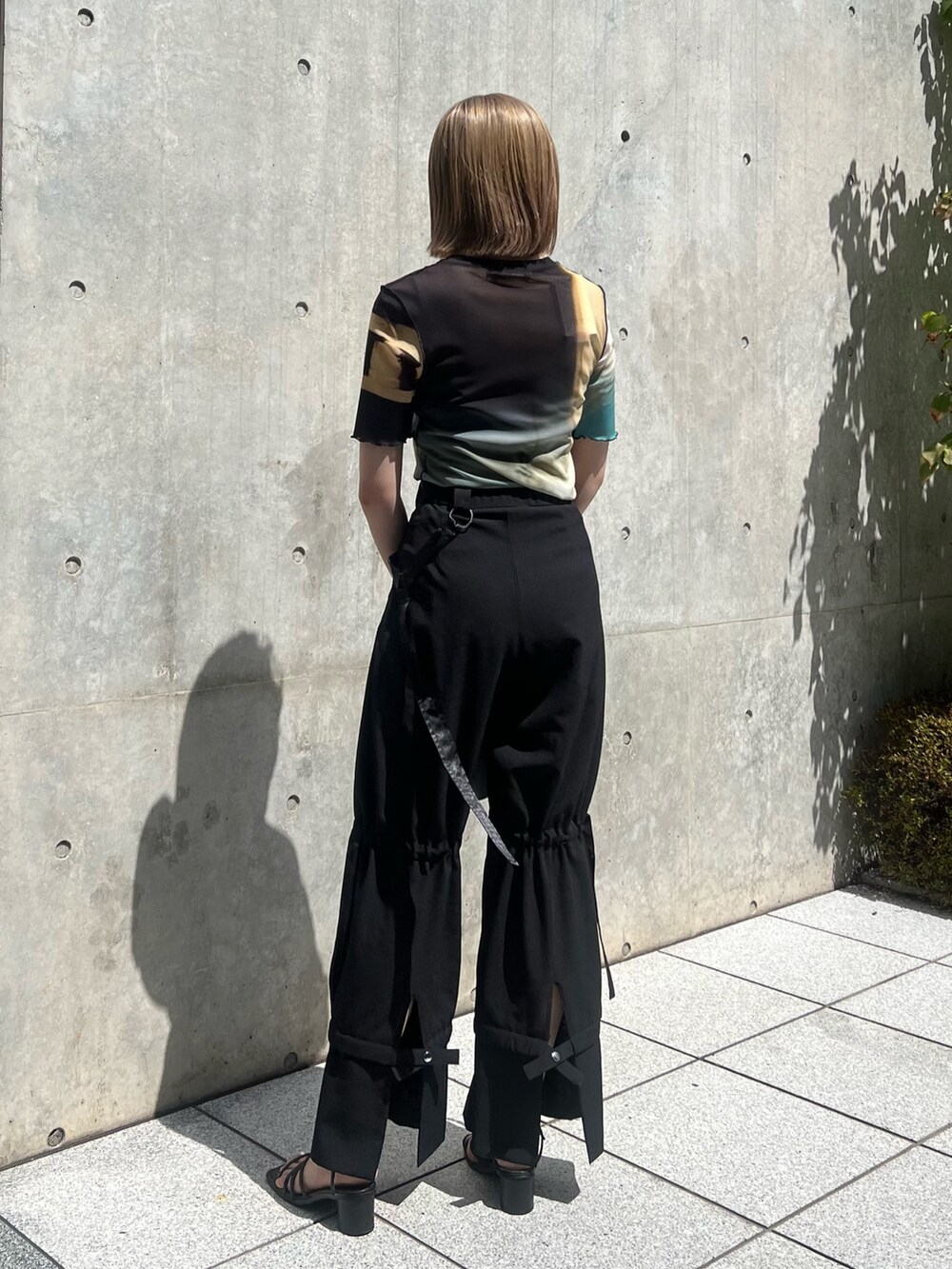 ブラック系のその他パンツを着用したレディースの夏コーディネートの3枚目の写真