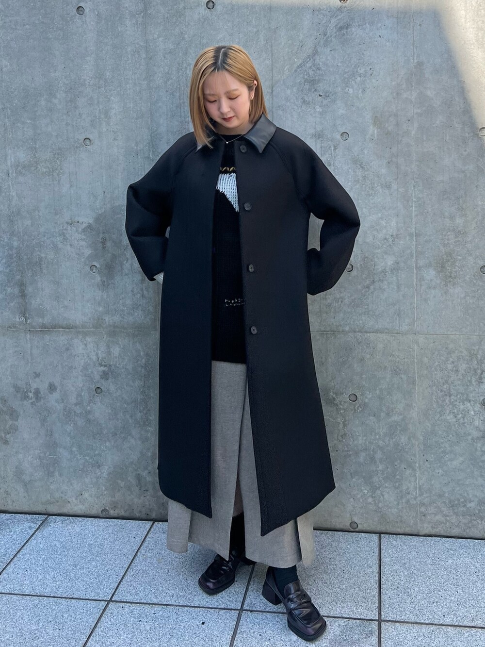 「ロングコート」｜「PUBLIC TOKYOのツイードボンディングコート（ステンカラーコート、ブラック系）」を使った、福田優花さん（レディース・163cm）の秋コーディネートの2枚目の写真
