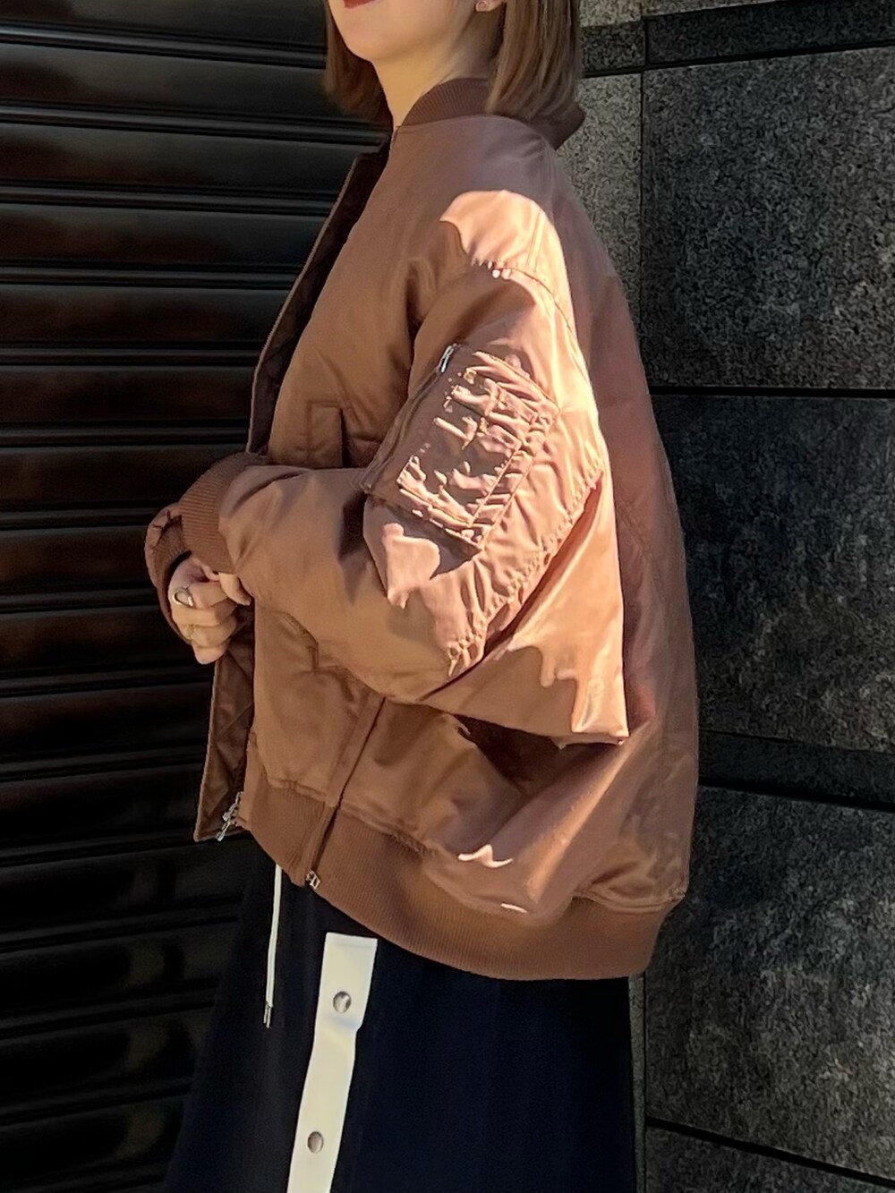 「スポーツミックス、MA-1、ワンピース」｜「CITY TOKYOのバイカラーライニングMA-1ブルゾン（MA-1、ブラウン系）」を使った、福田優花さん（レディース・163cm）の秋コーディネートの4枚目の写真
